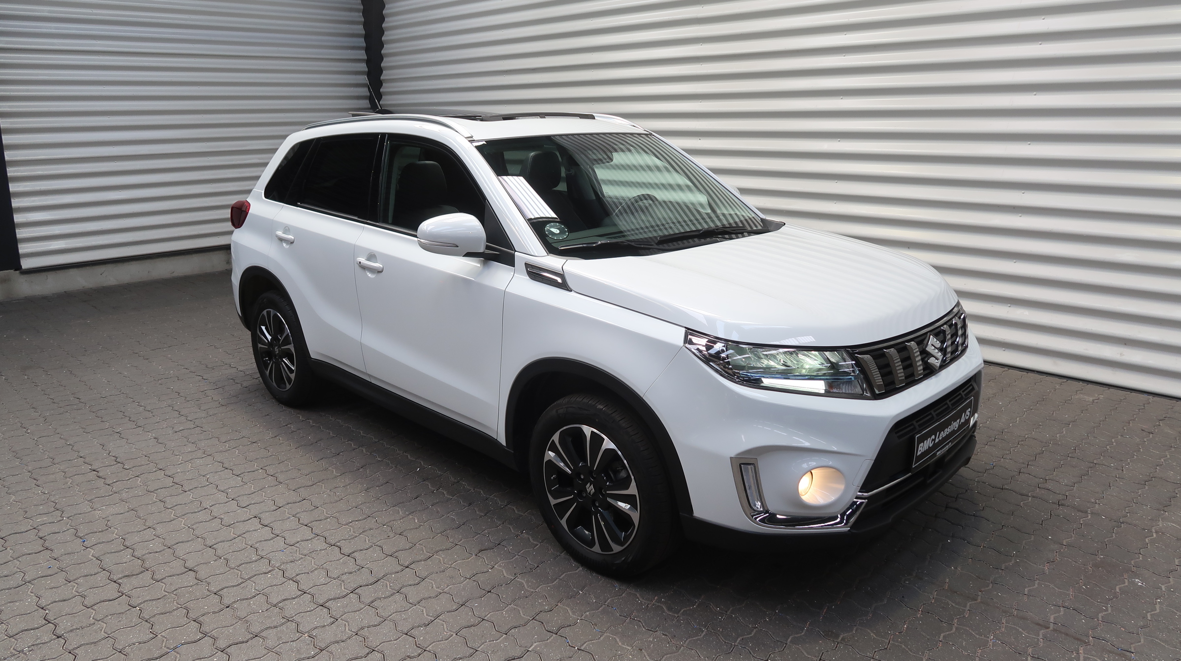 001 k24-07 908335 Suzuki Vitara Adventure Boosterjet MHEV - Skråt forfra, højre