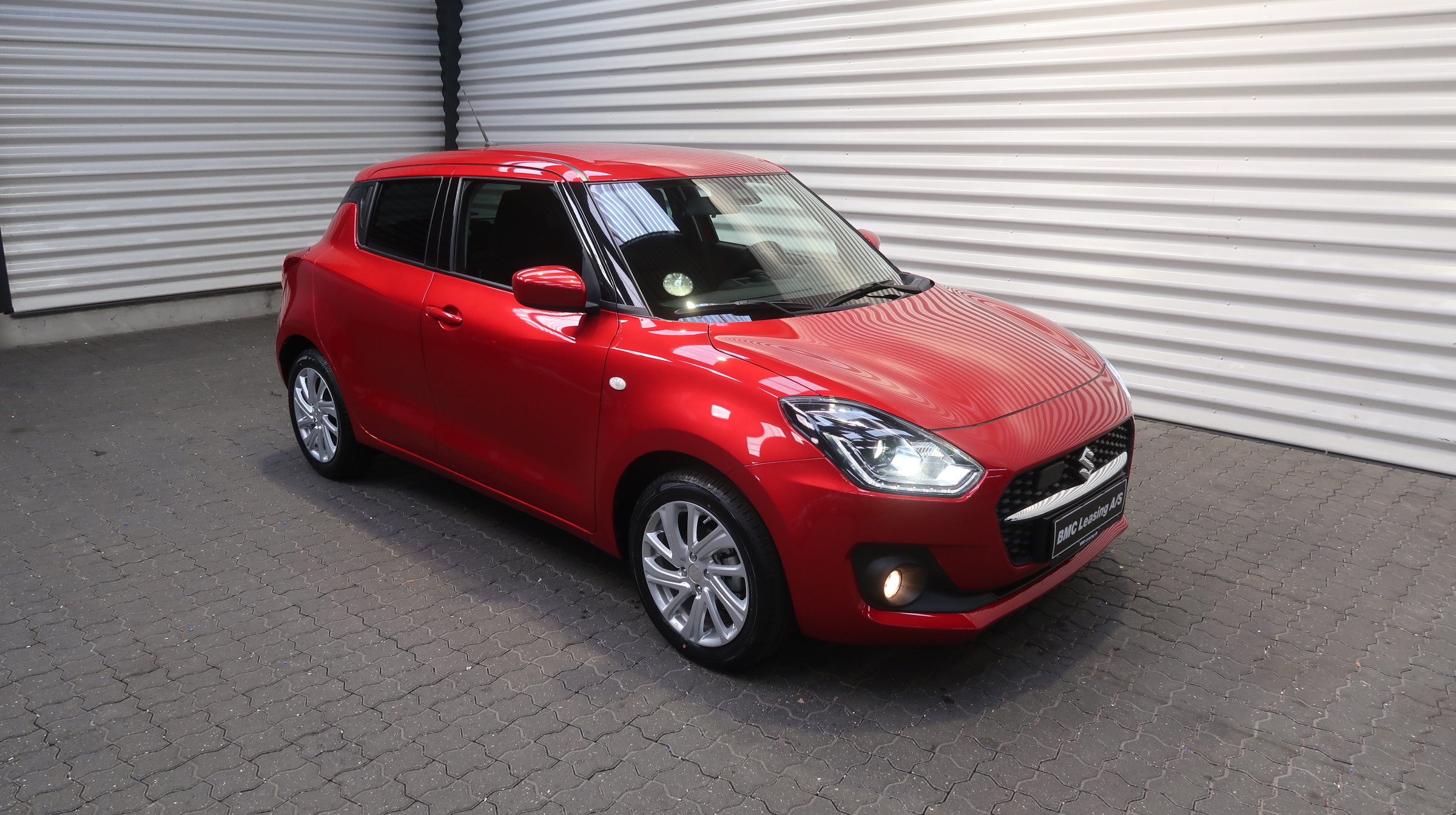 001 k24-11 909919 Suzuki Swift Plus MHEV - Skråt forfra, højre