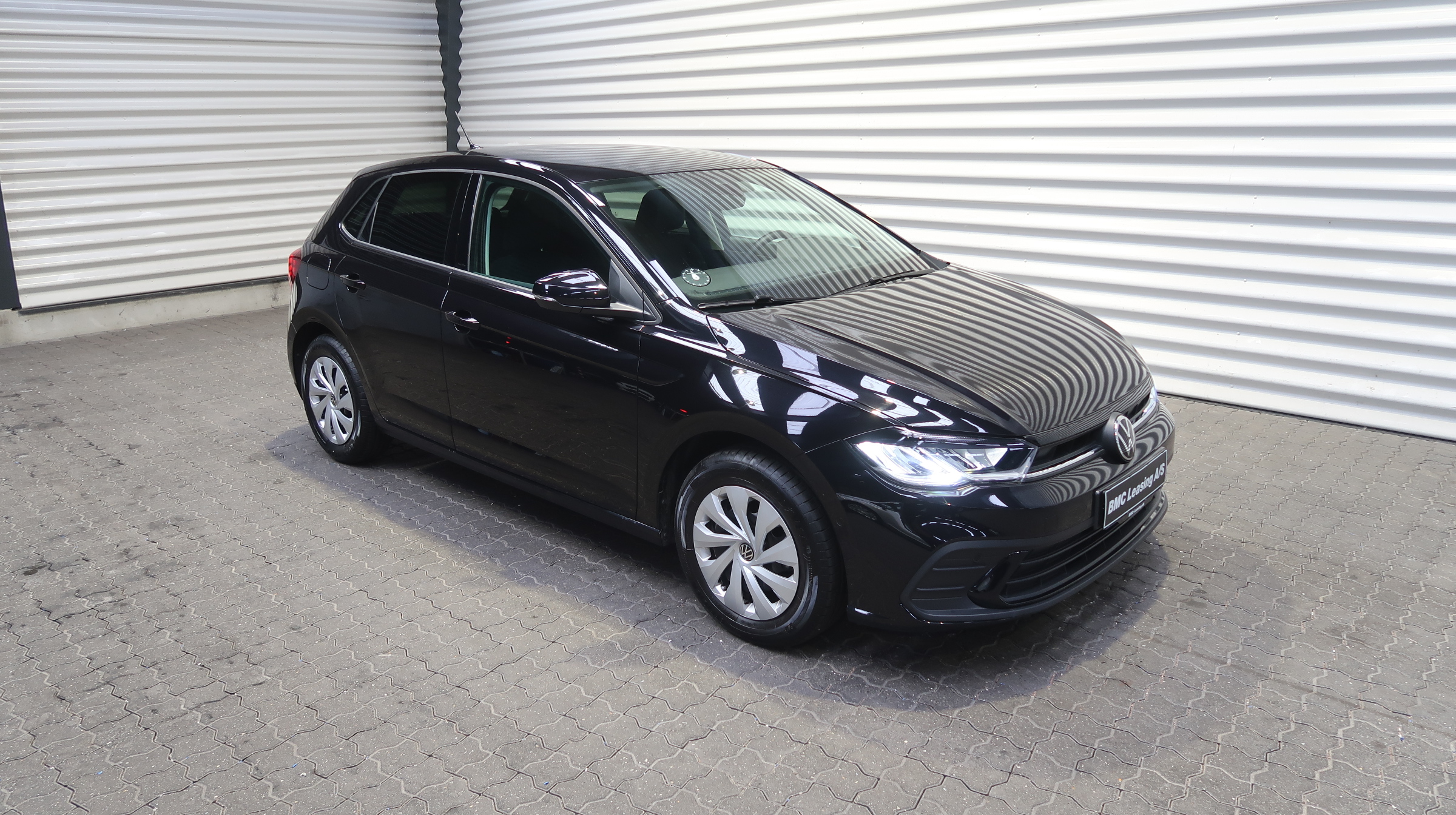 001 k25-02 910148 VW Polo Life TSI - Skråt forfra, højre