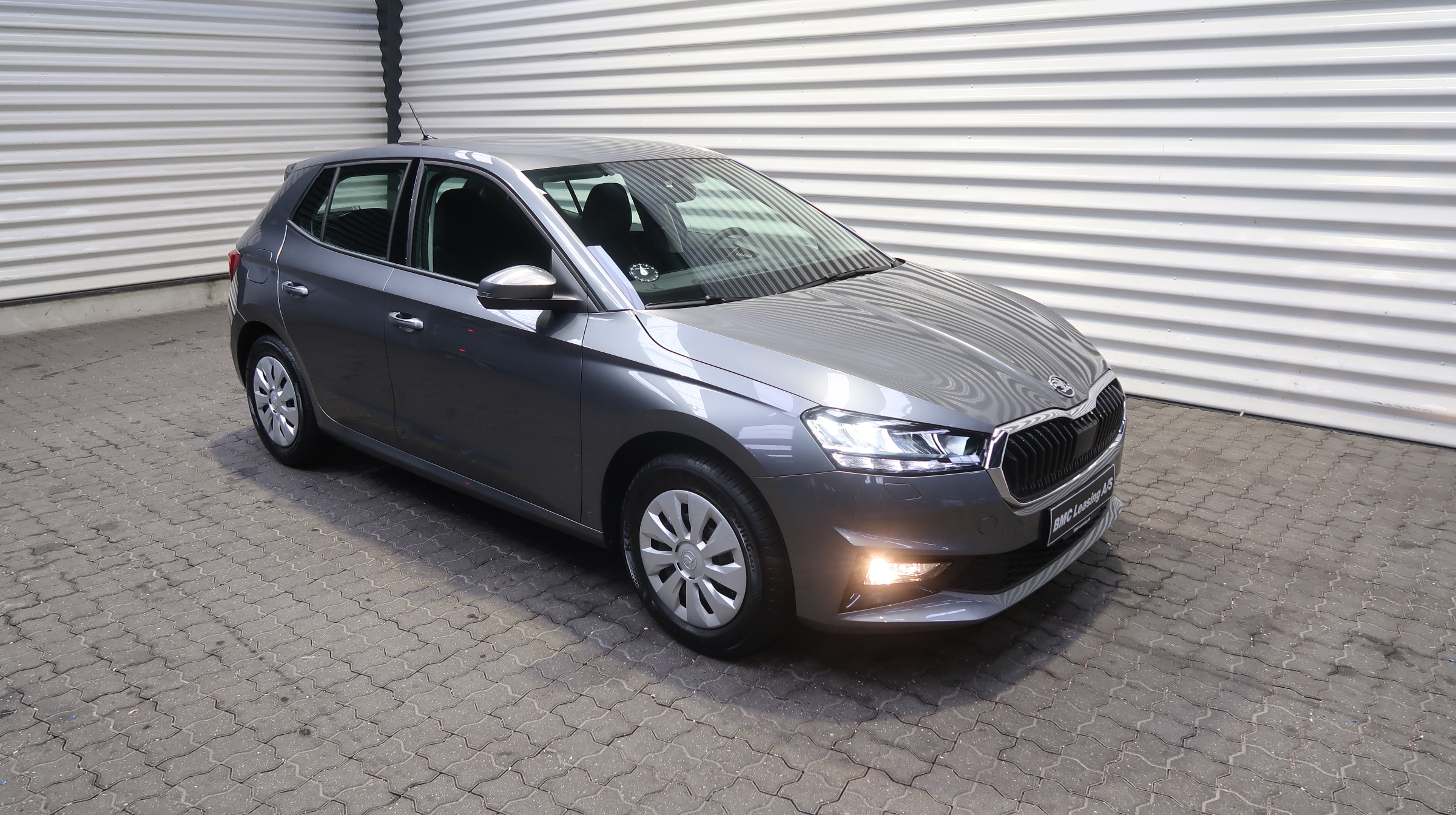 001 k25-02 910288 Škoda Fabia Essence MPI EVO - Skråt forfra, højre
