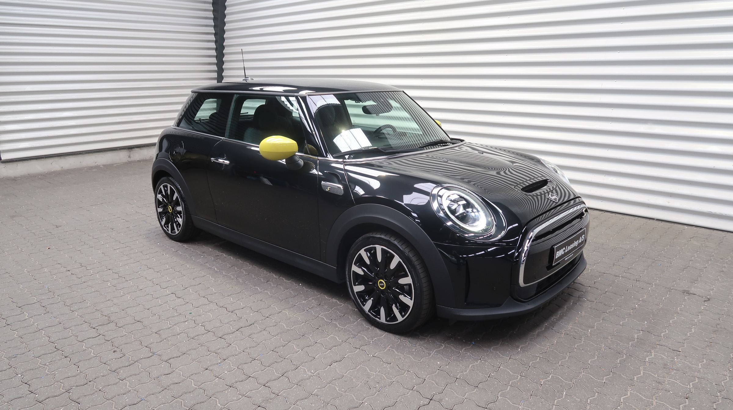 001 k25-07 910835 MINI Cooper SE Classic Trim 32 kWh 3-dr - Skråt forfra, højre