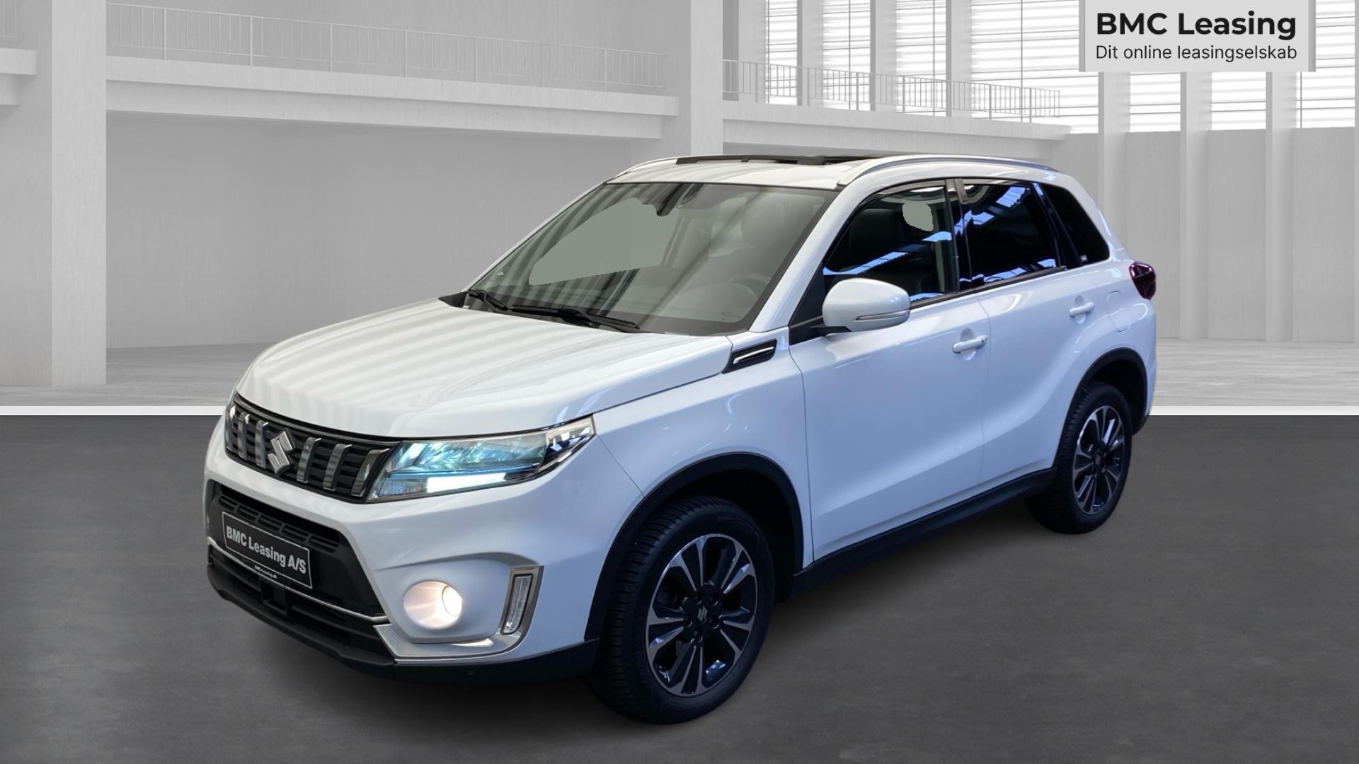 001 k26-10 908335 Suzuki Vitara Adventure Boosterjet MHEV - Skråt forfra, venstre