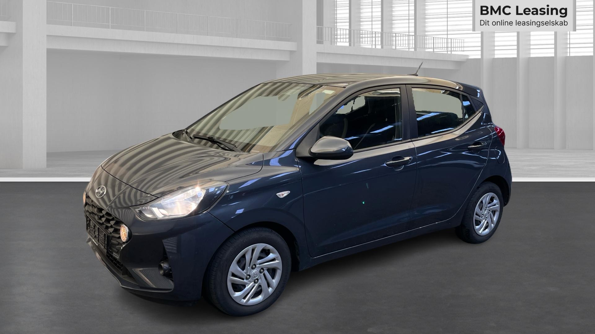 001 u26-04 906987 Hyundai i10 Advanced MPi - Skråt forfra, venstre