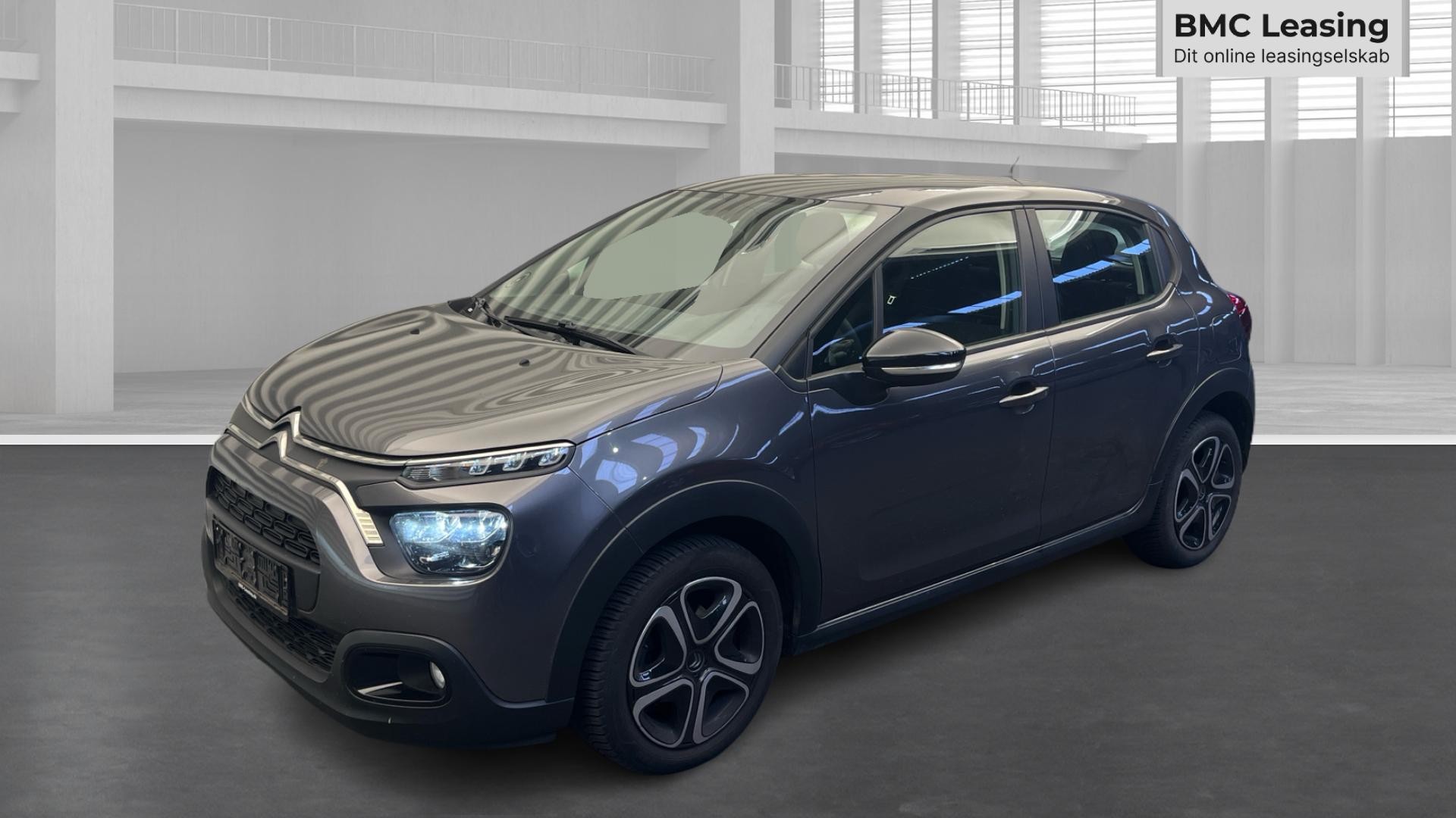 001 u26-09 906531 Citroën C3 Feel PureTech - Skråt forfra, venstre