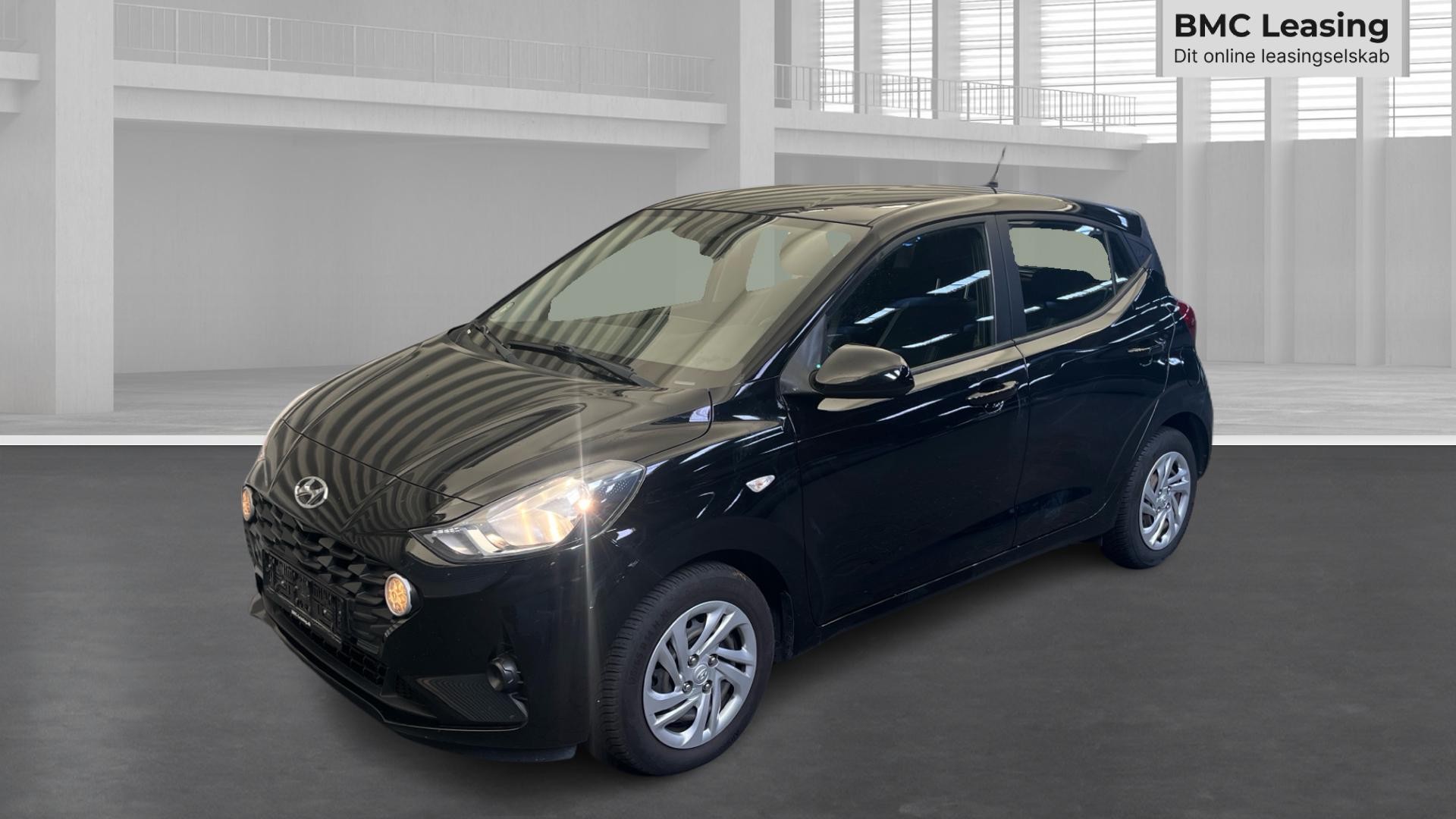 001 u26-09 906705 Hyundai i10 Essential MPi - Skråt forfra, venstre