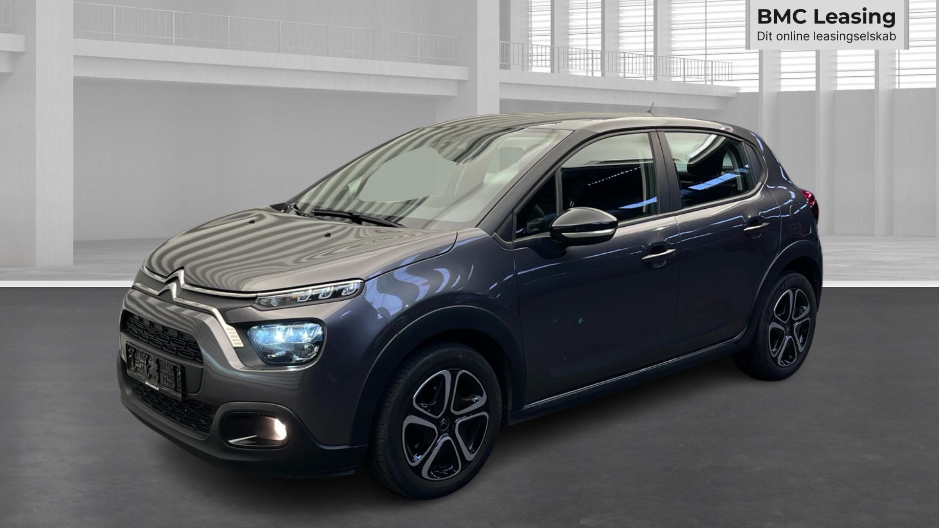 001 u26-09 907212 Citroën C3 Iconic PureTech - Skråt forfra, venstre