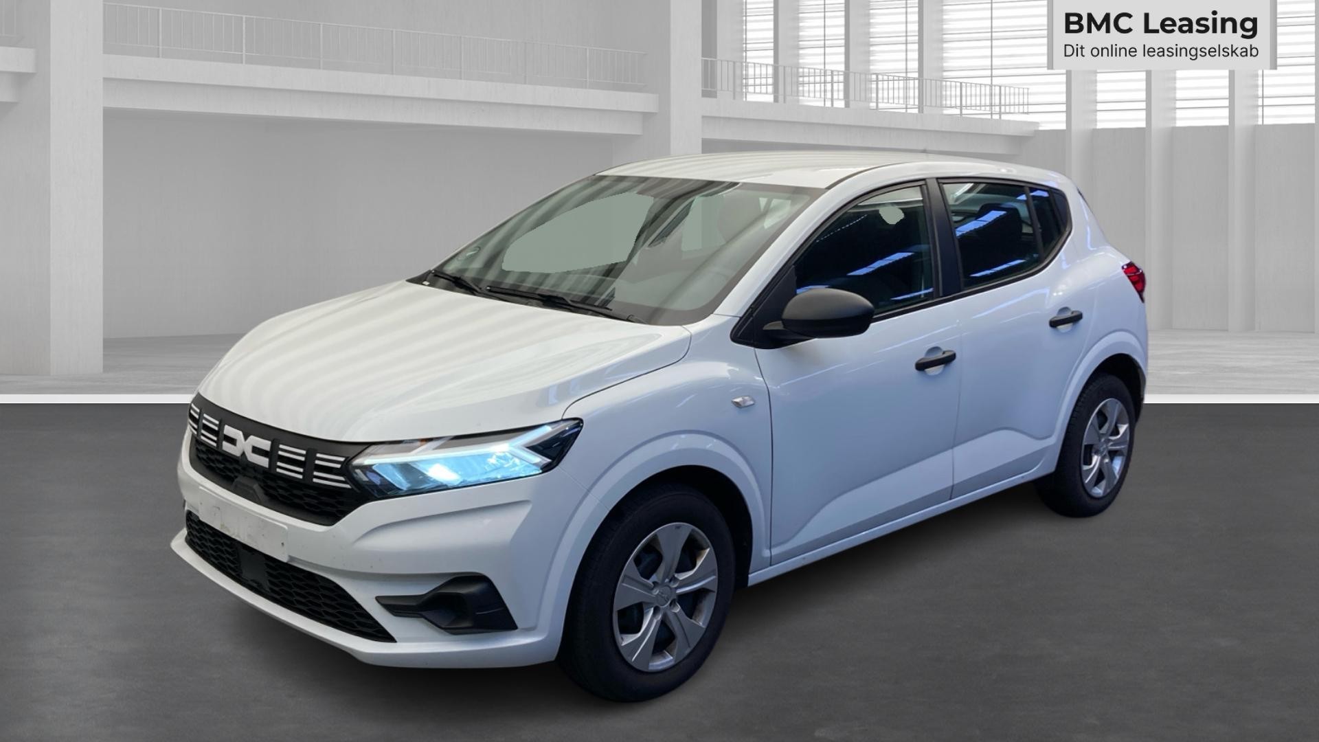 001 u26-09 908279 Dacia Sandero Essential TCe 90 - Skråt forfra, venstre