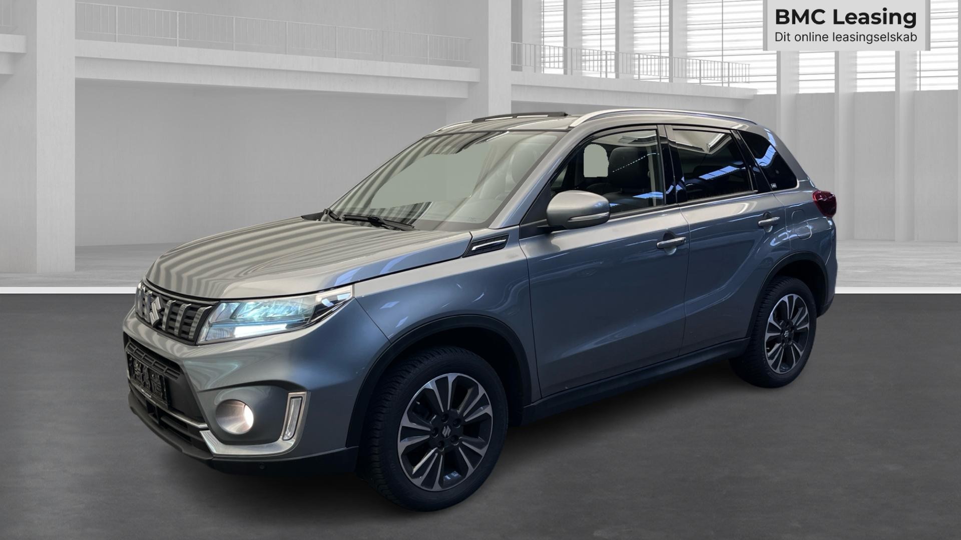 001 u26-09 908403 Suzuki Vitara Adventure Boosterjet MHEV - Skråt forfra, venstre