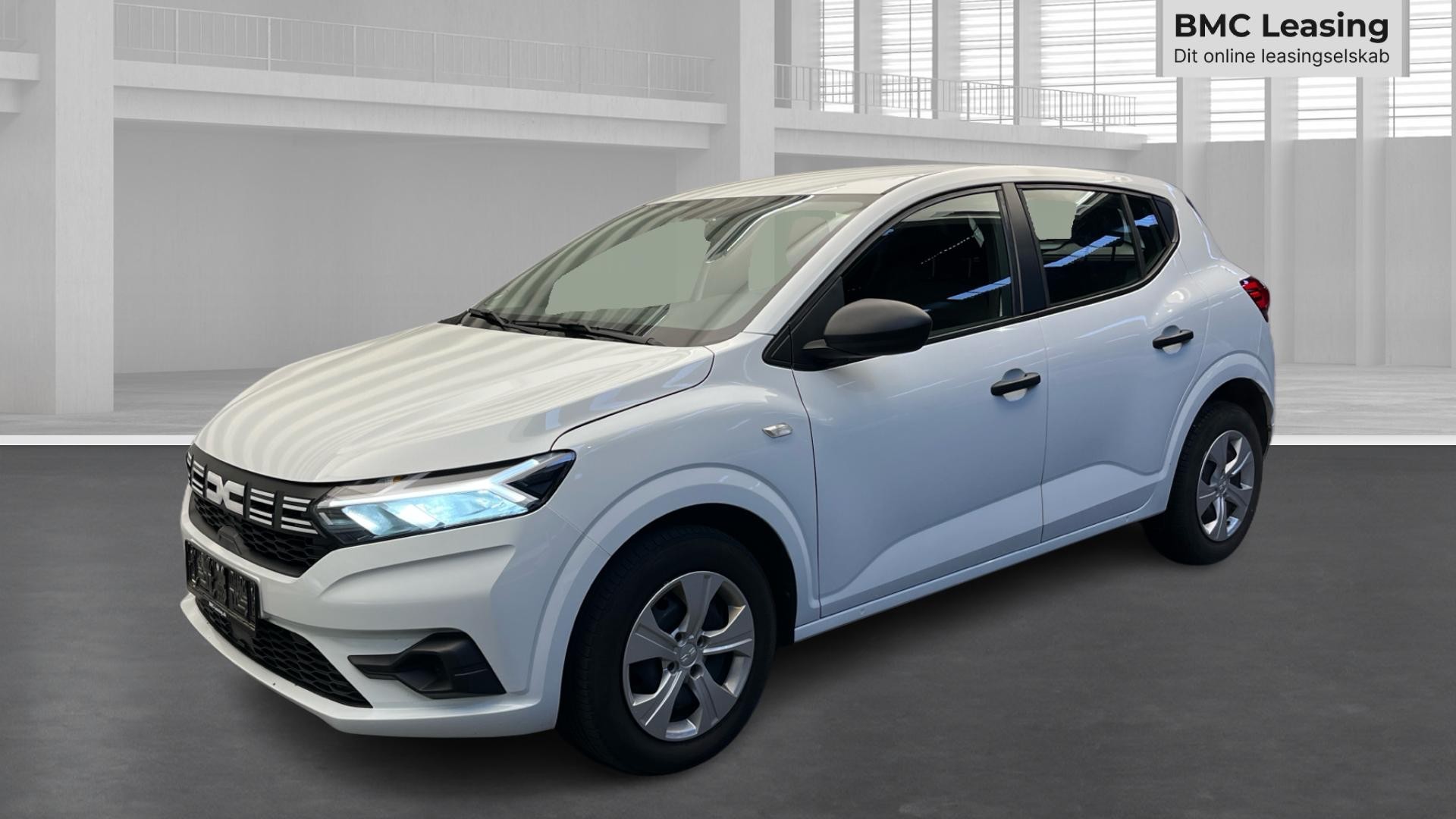 001 u26-09 909177 Dacia Sandero Essential TCe 90 - Skråt forfra, venstre