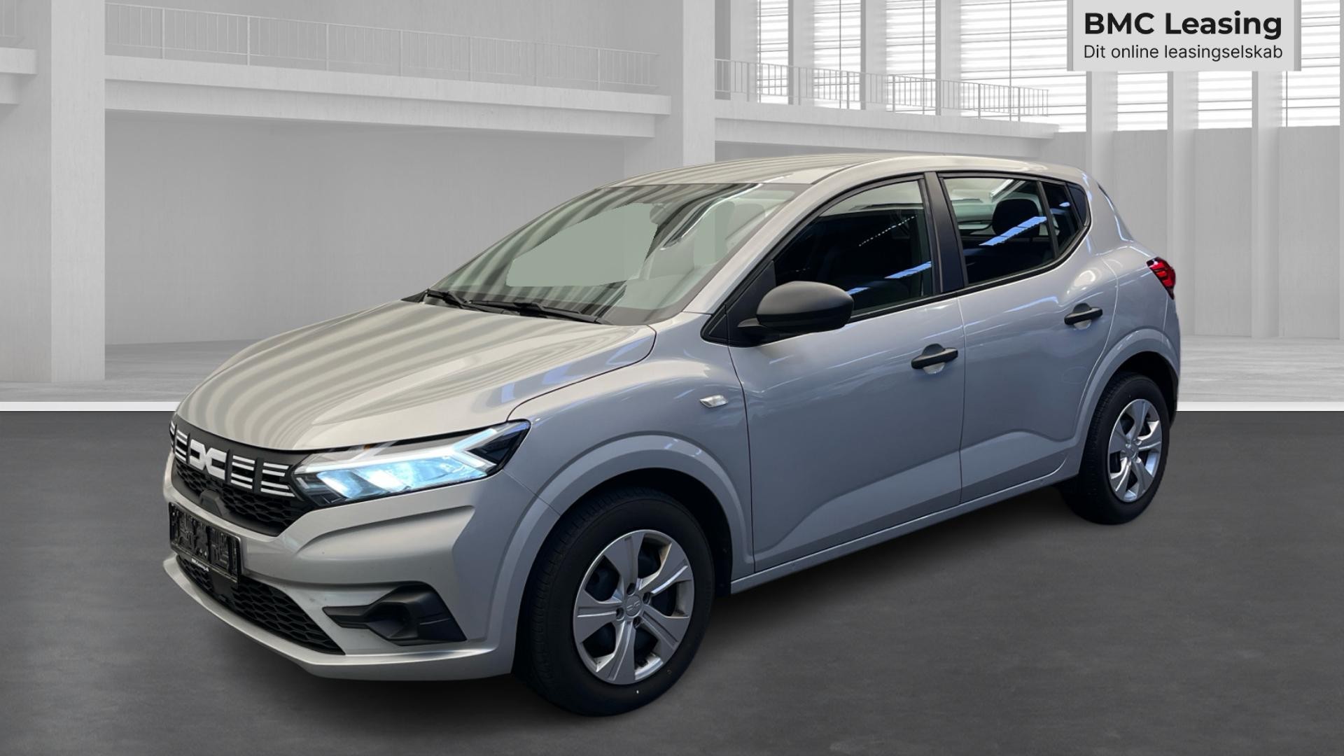 001 u26-09 909278 Dacia Sandero Essential TCe 90 - Skråt forfra, venstre
