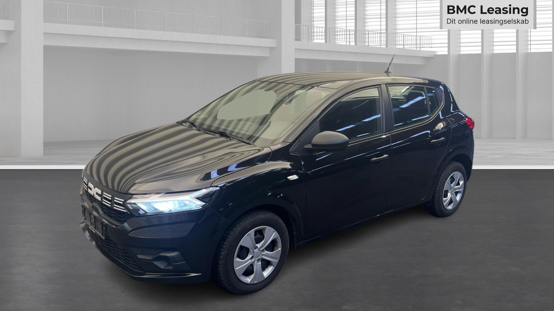 001 u26-09 910514 Dacia Sandero Essential TCe 90 - Skråt forfra, venstre