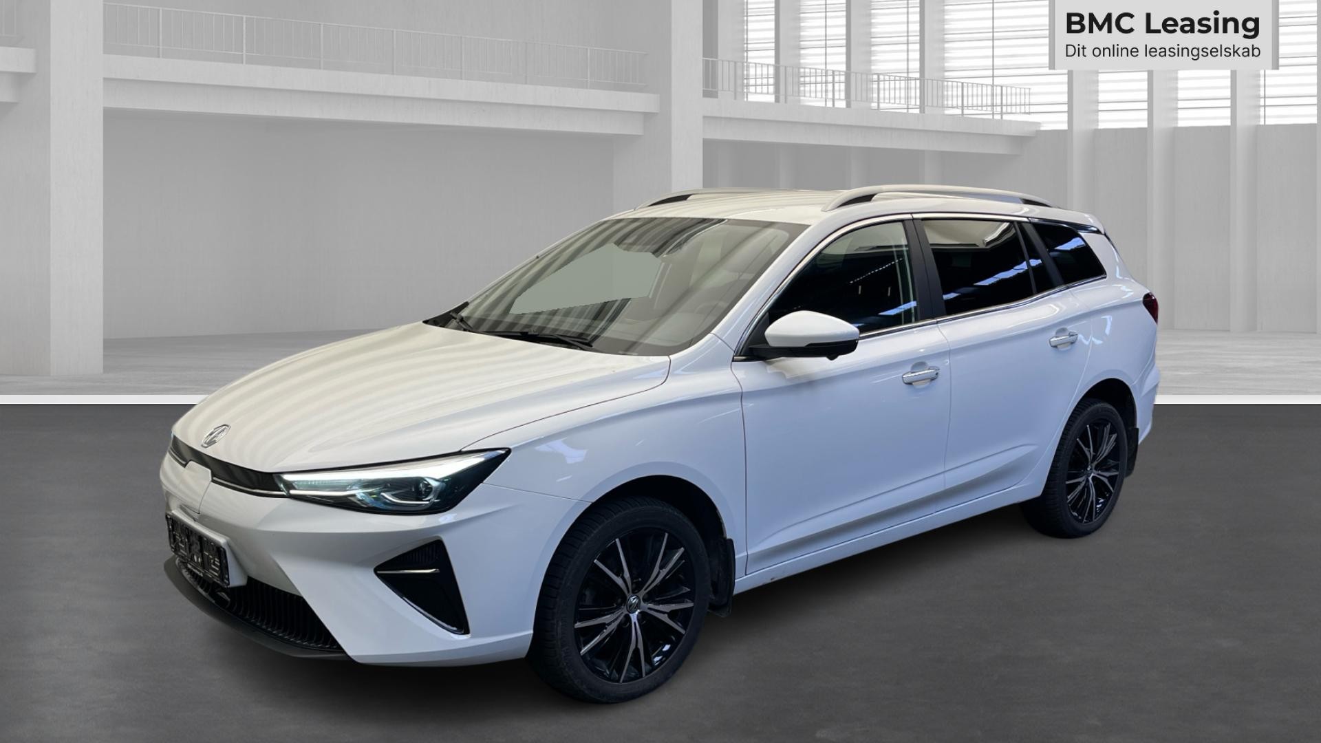 001 u26-09 910868 MG5 Electric Luxury 61 kWh st.car - Skråt forfra, venstre