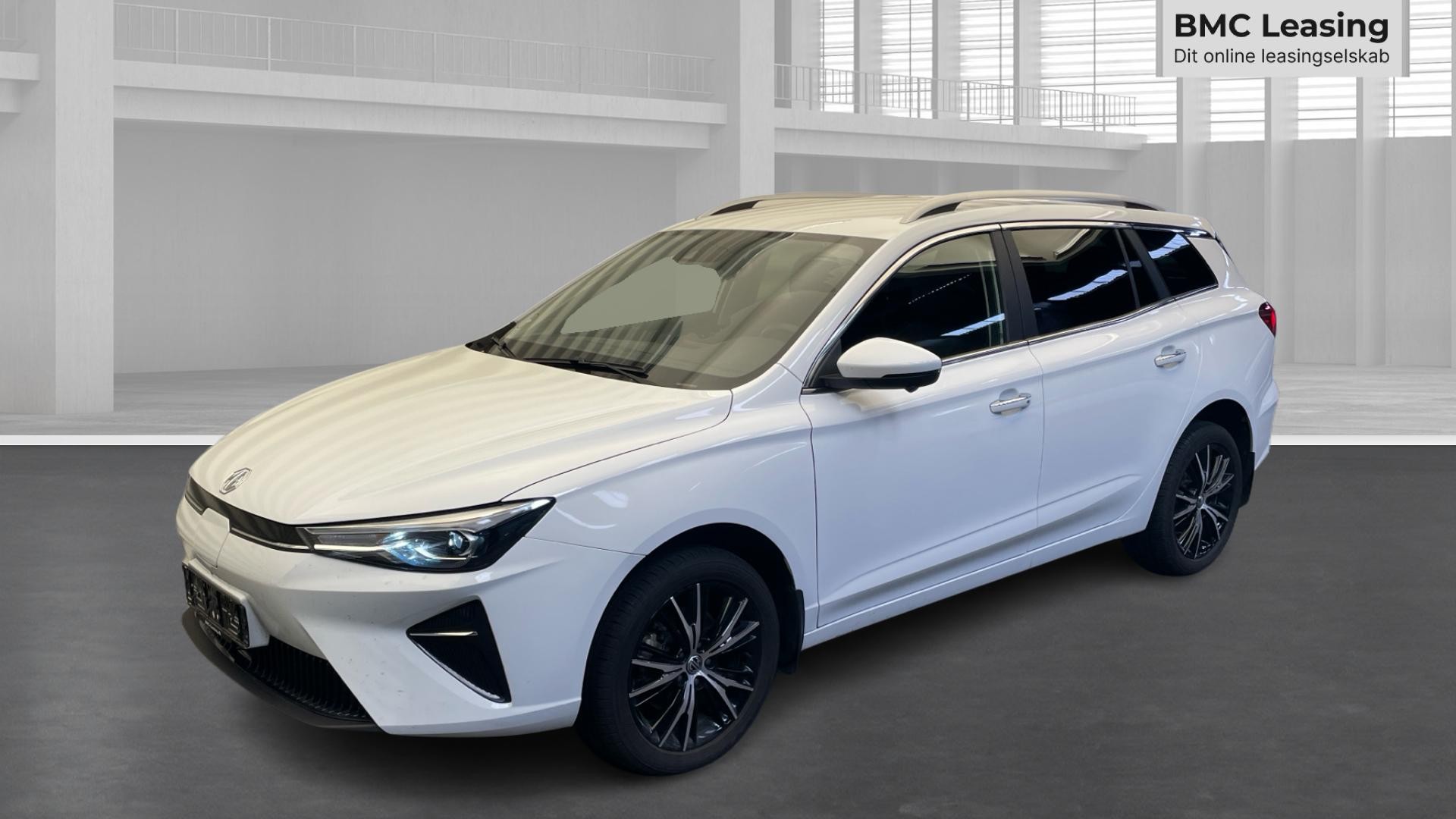 001 u26-09 910886 MG5 Electric Luxury 61 kWh st.car - Skråt forfra, venstre