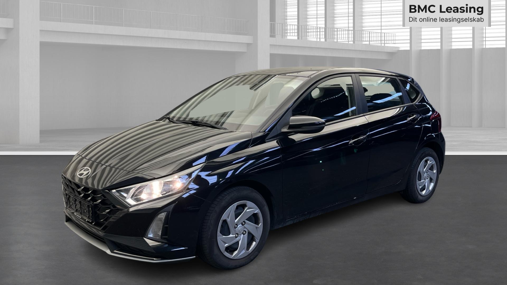 001 u26-09 911023 Hyundai i20 Essential T-GDi - Skråt forfra, venstre