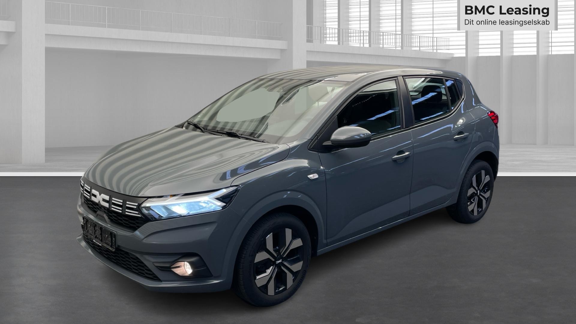 001 u26-09 911399 Dacia Sandero Expression TCe 90 - Skråt forfra, venstre