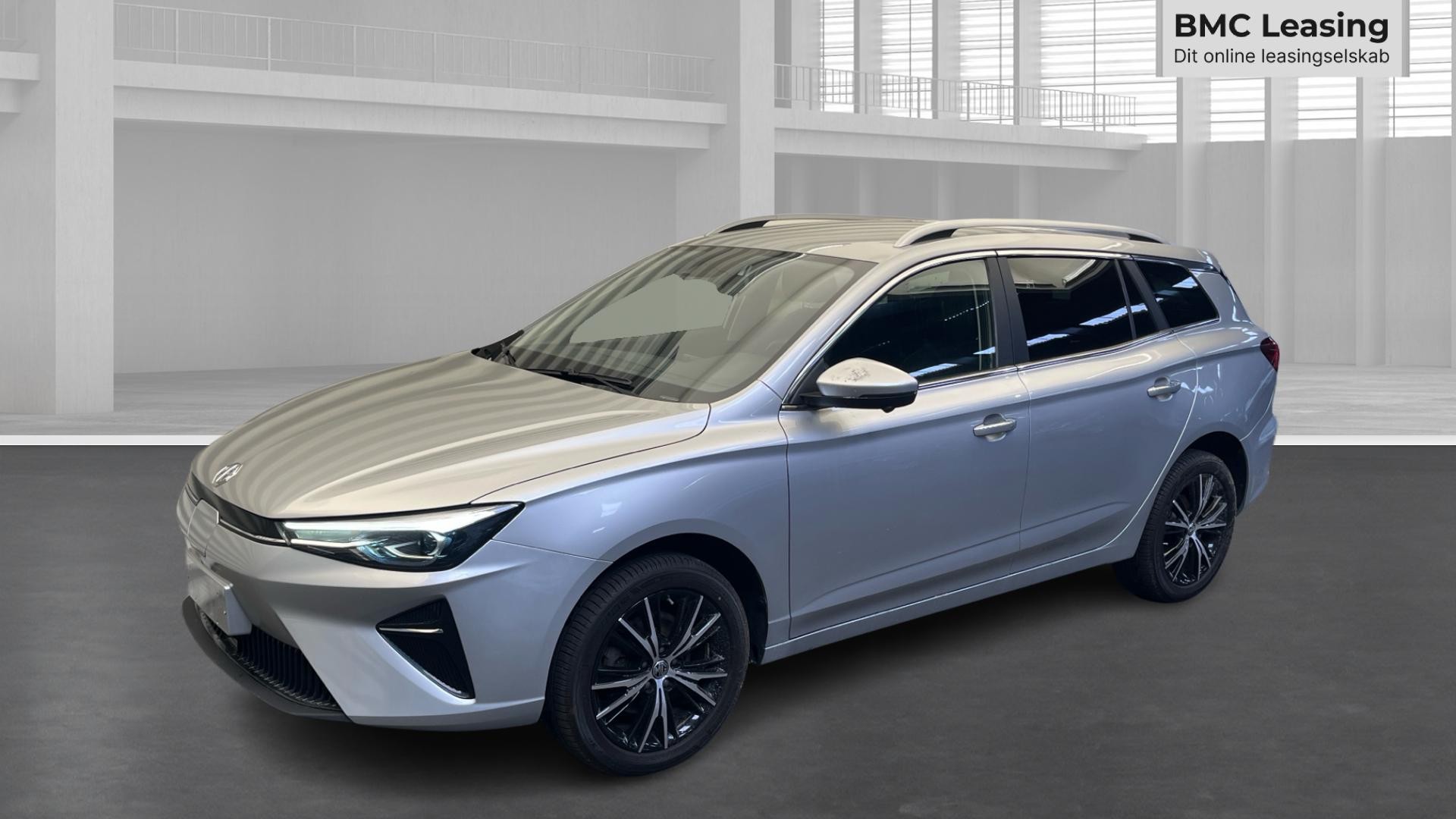 001 u26-09 912236 MG5 Electric Luxury 61 kWh st.car - Skråt forfra, venstre