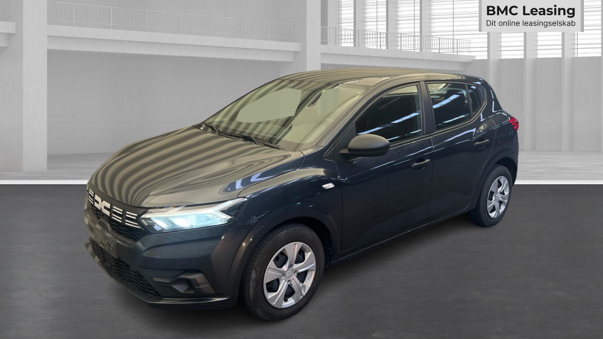 001 u26-09 912356 Dacia Sandero Essential TCe 90 - Skråt forfra, venstre