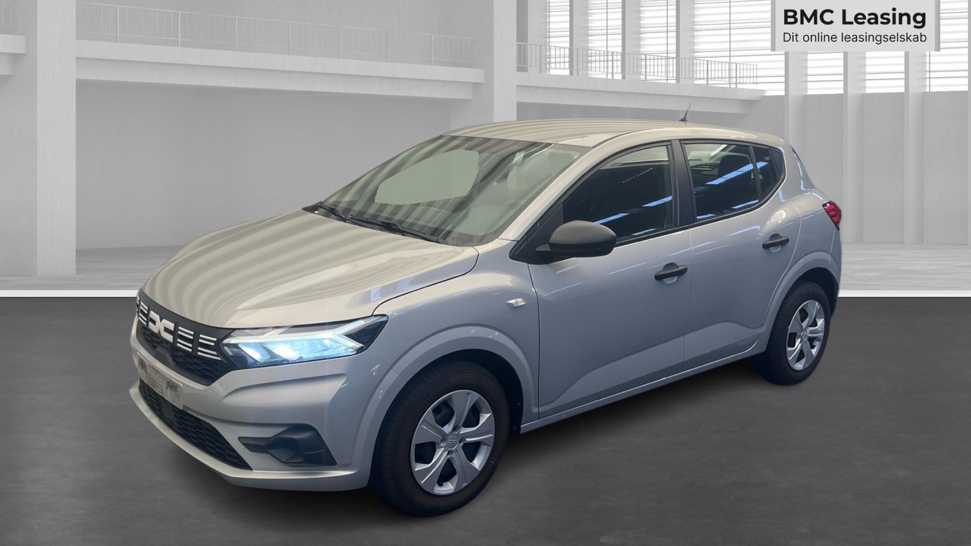 001 u26-09 912357 Dacia Sandero Essential TCe 90 - Skråt forfra, venstre