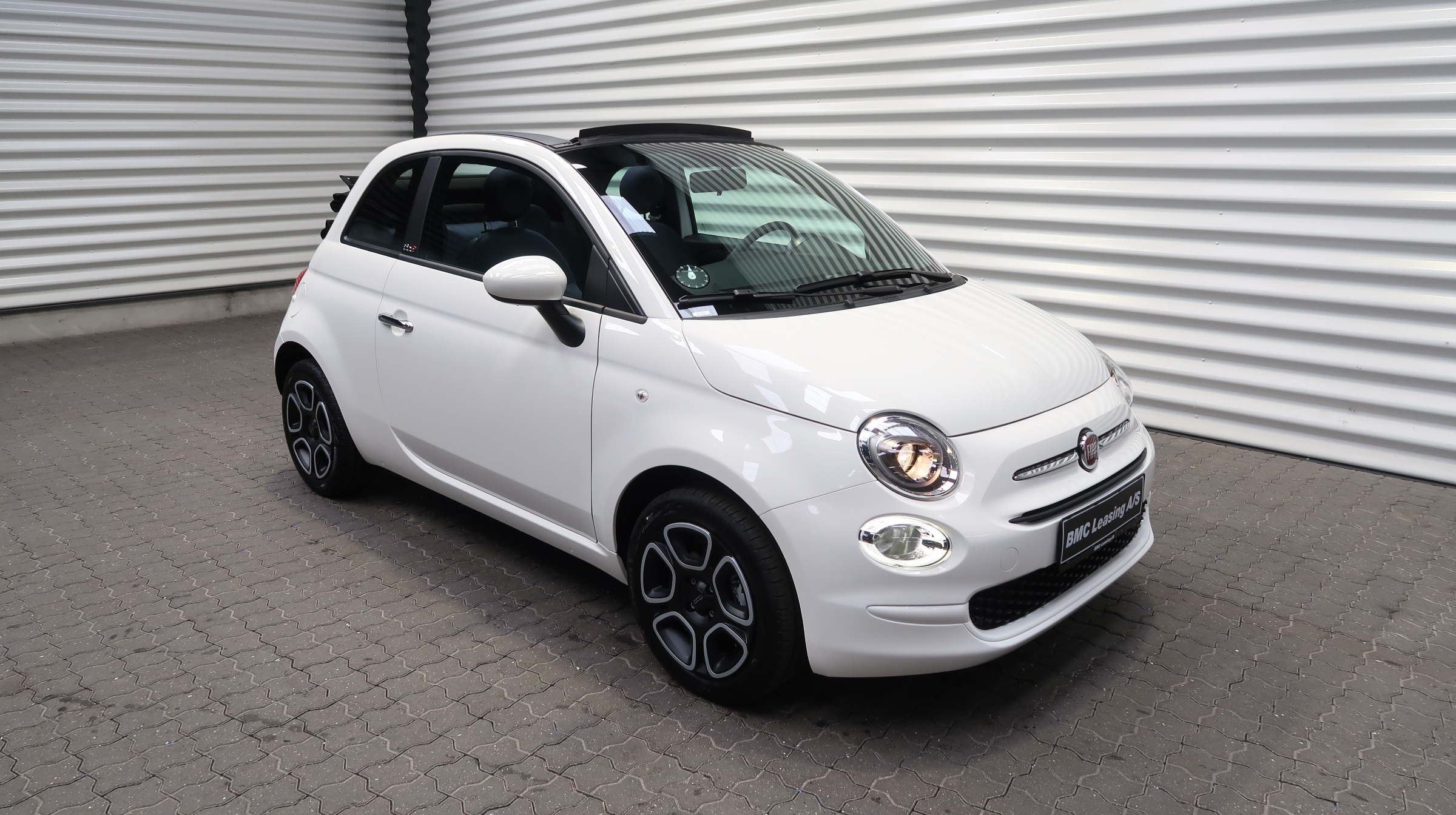 001 k23-02 907969 Fiat 500C Cabriolet Club Mild hybrid - Skråt forfra, højre