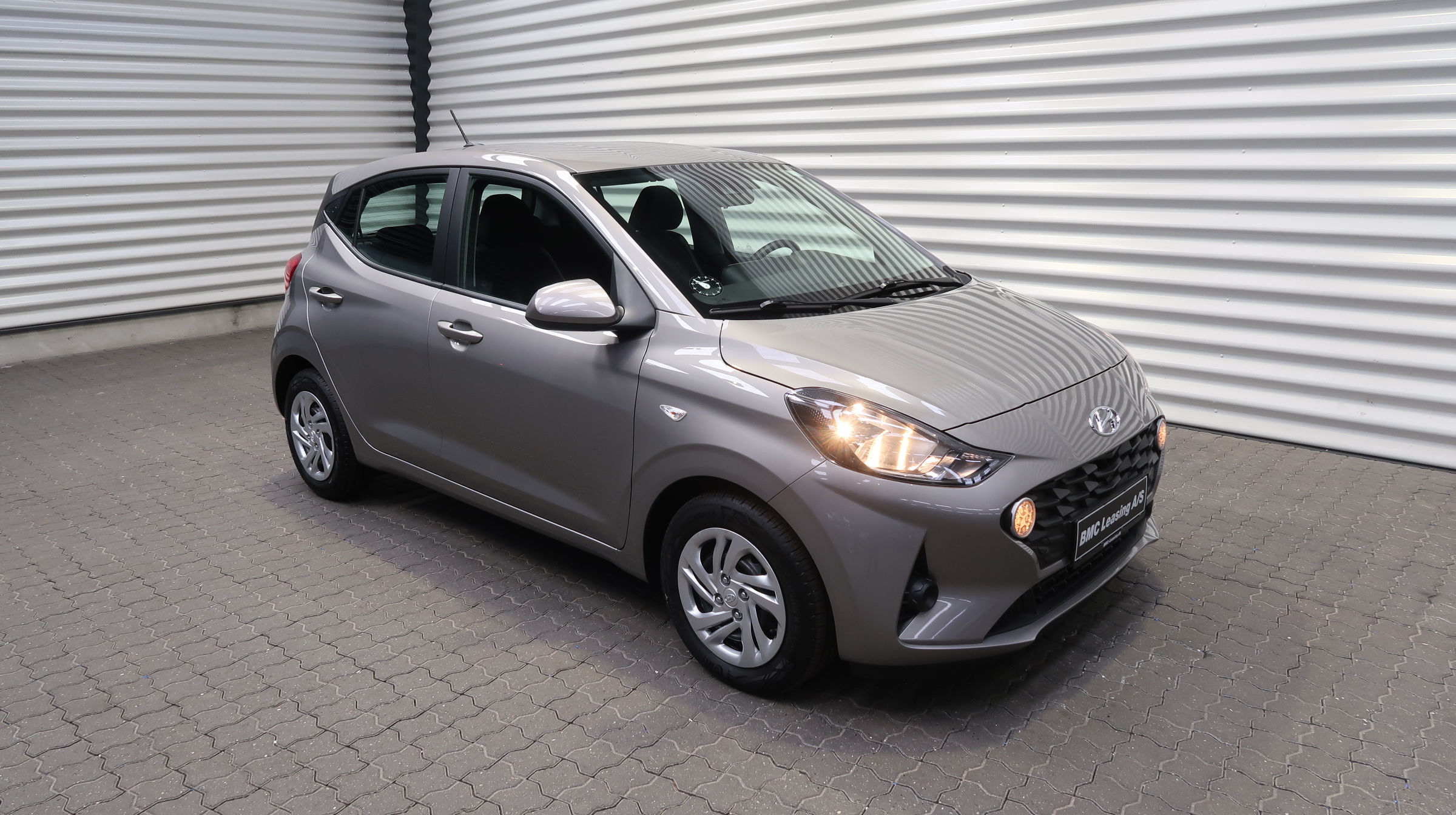 001 k23-03 906428 Hyundai i10 Advanced MPi - Skråt forfra, højre