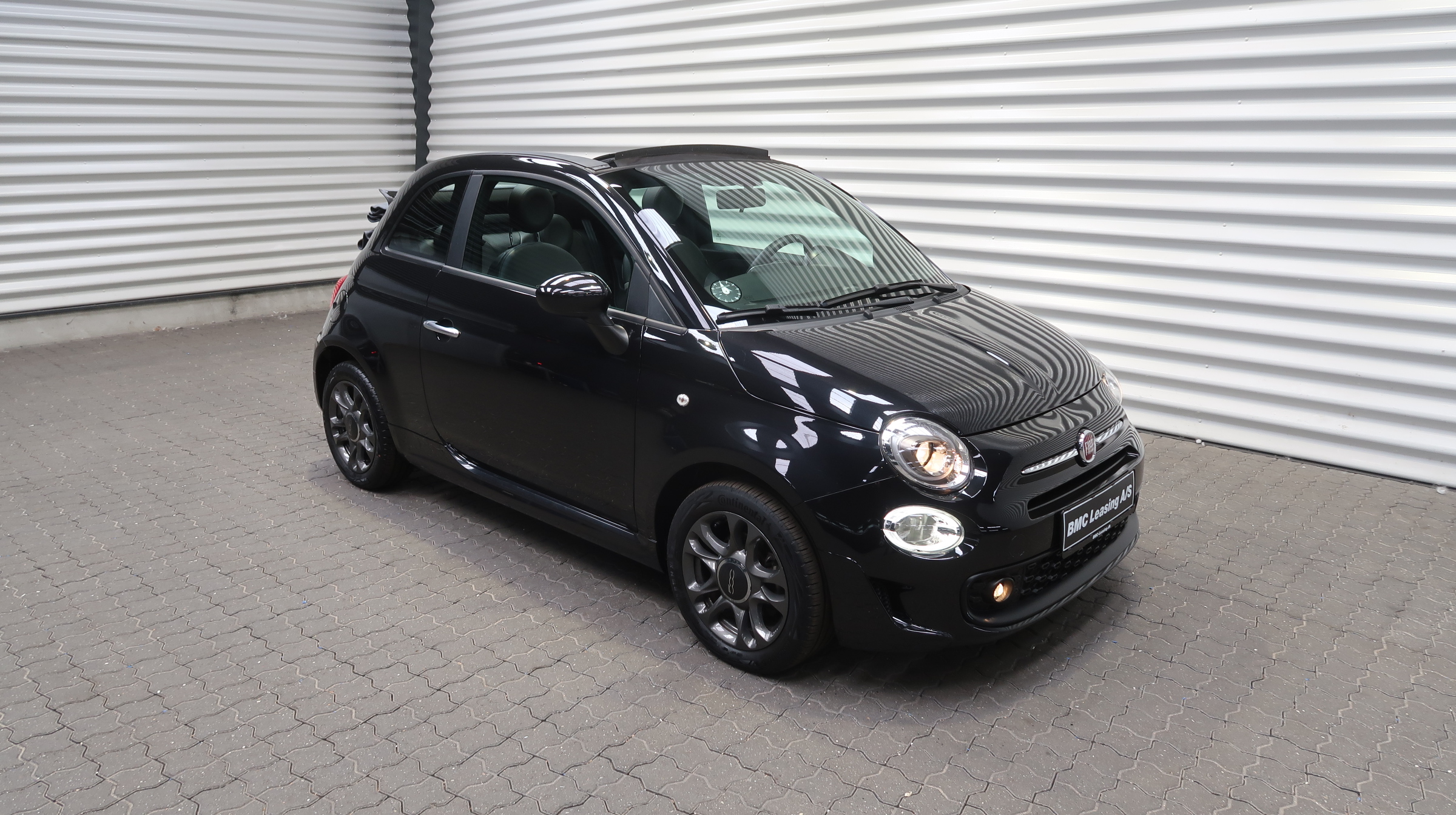 001 k23-06 908523 Fiat 500C Cabriolet Connect Mild hybrid - Skråt forfra, højre