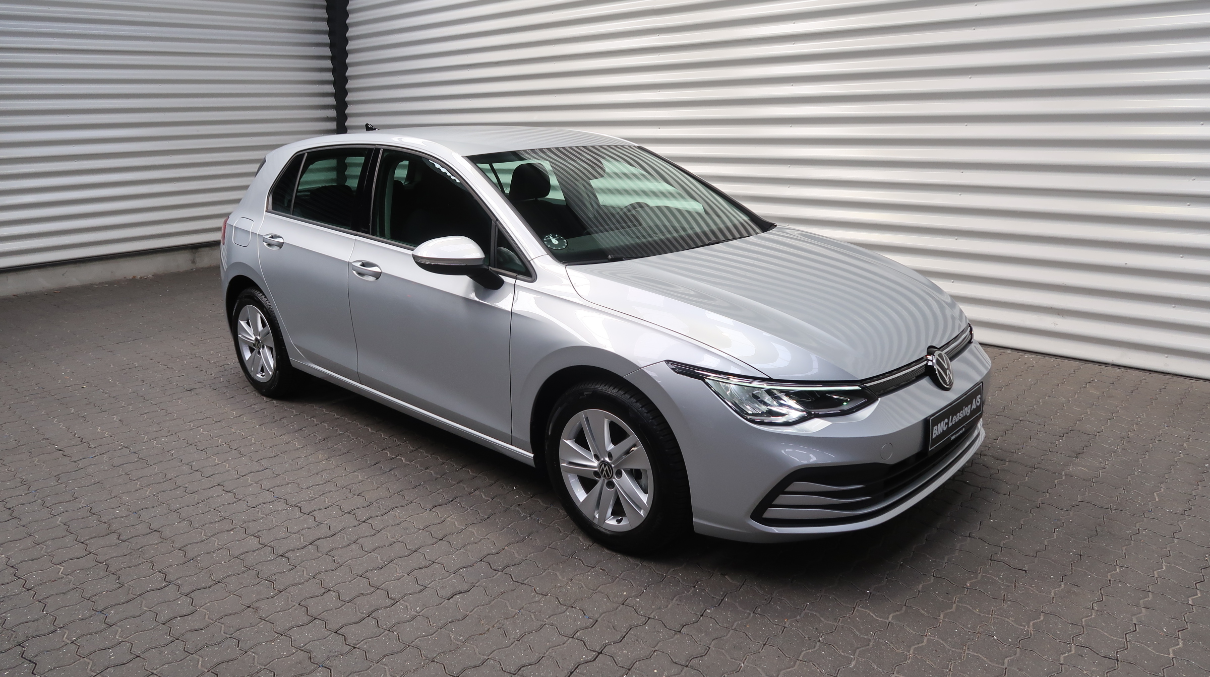001 k23-09 908131 VW Golf VIII Life 1.5 TSI EVO 5-dr - Skråt forfra, højre