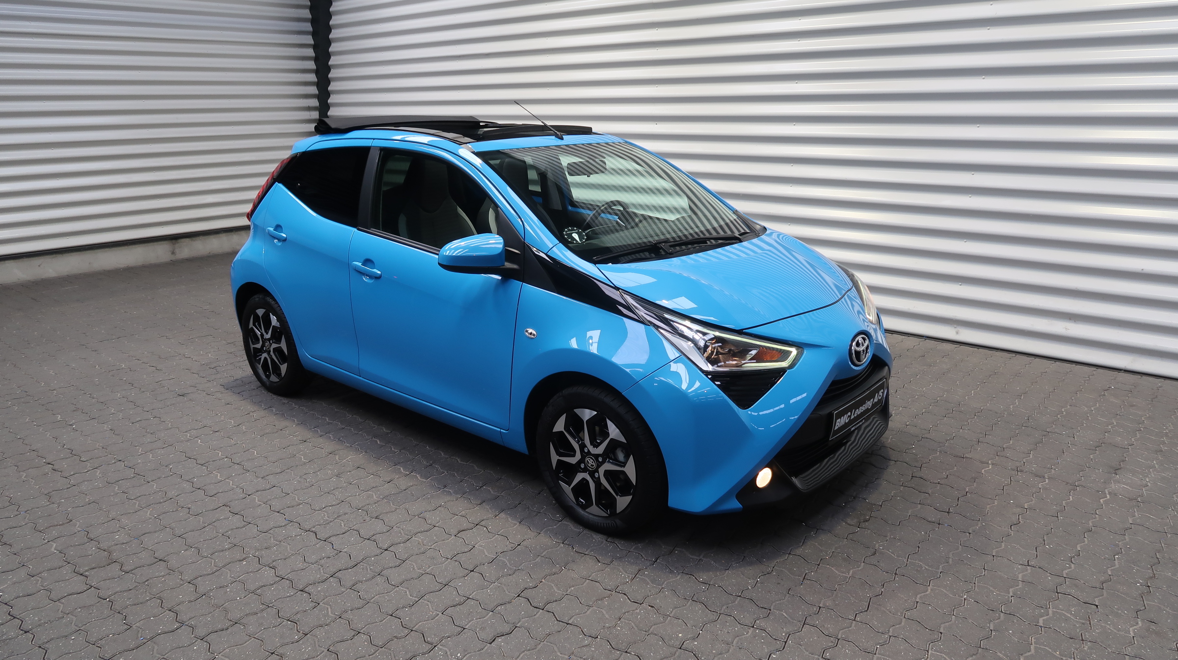 001 k23-09 908817 Toyota Aygo X-Play Sky VVT-i - Skråt forfra, højre