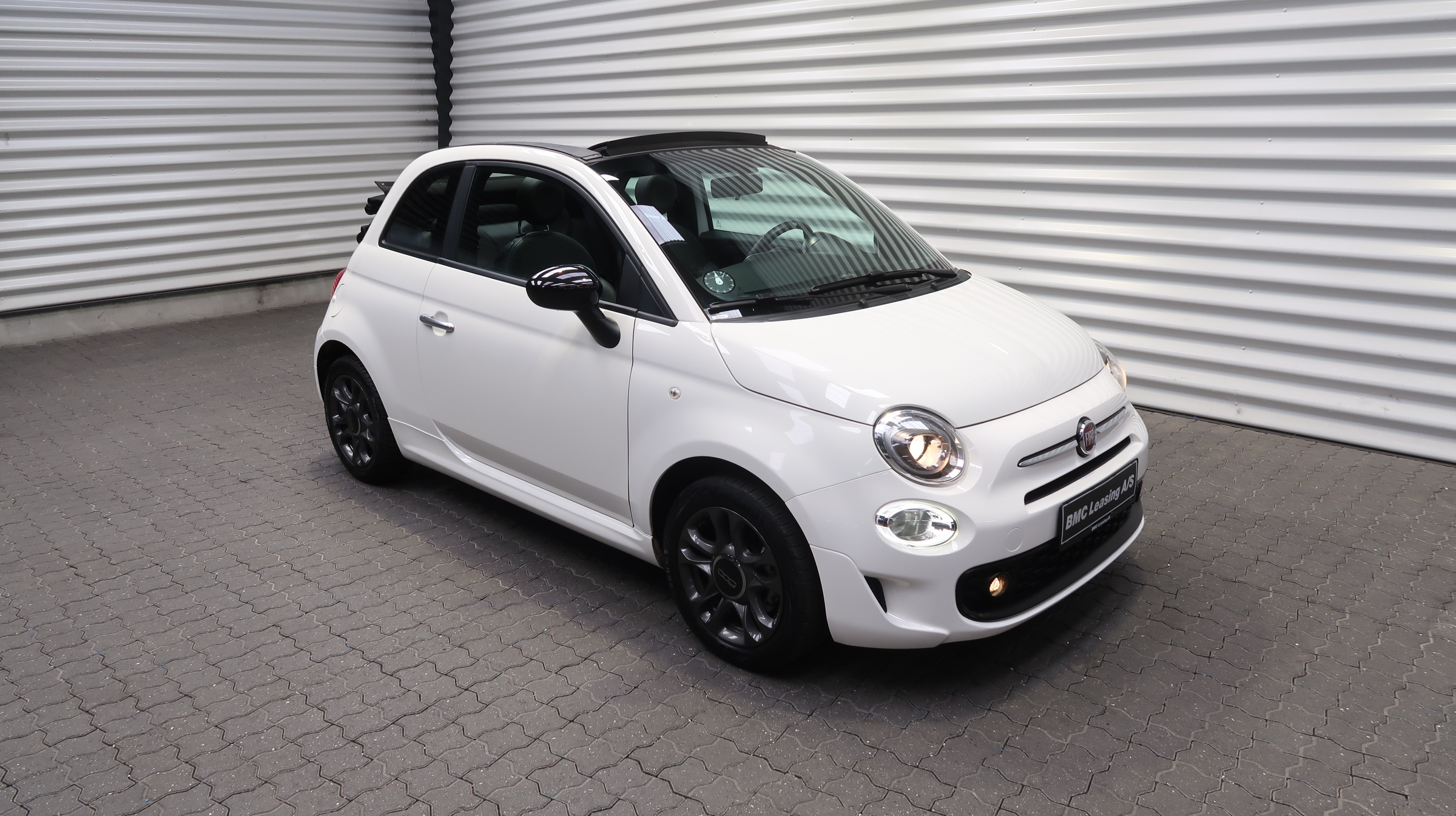 001 k23-09 908836 Fiat 500C Cabriolet Connect Mild hybrid - Skråt forfra, højre