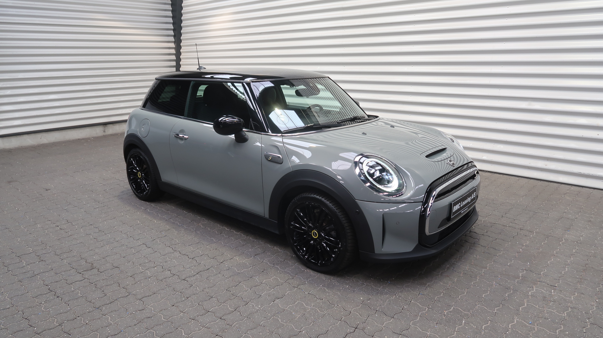 001 k25-09 909407 MINI Cooper SE Comfort Plus 32 kWh 3-dr - Skråt forfra, højre