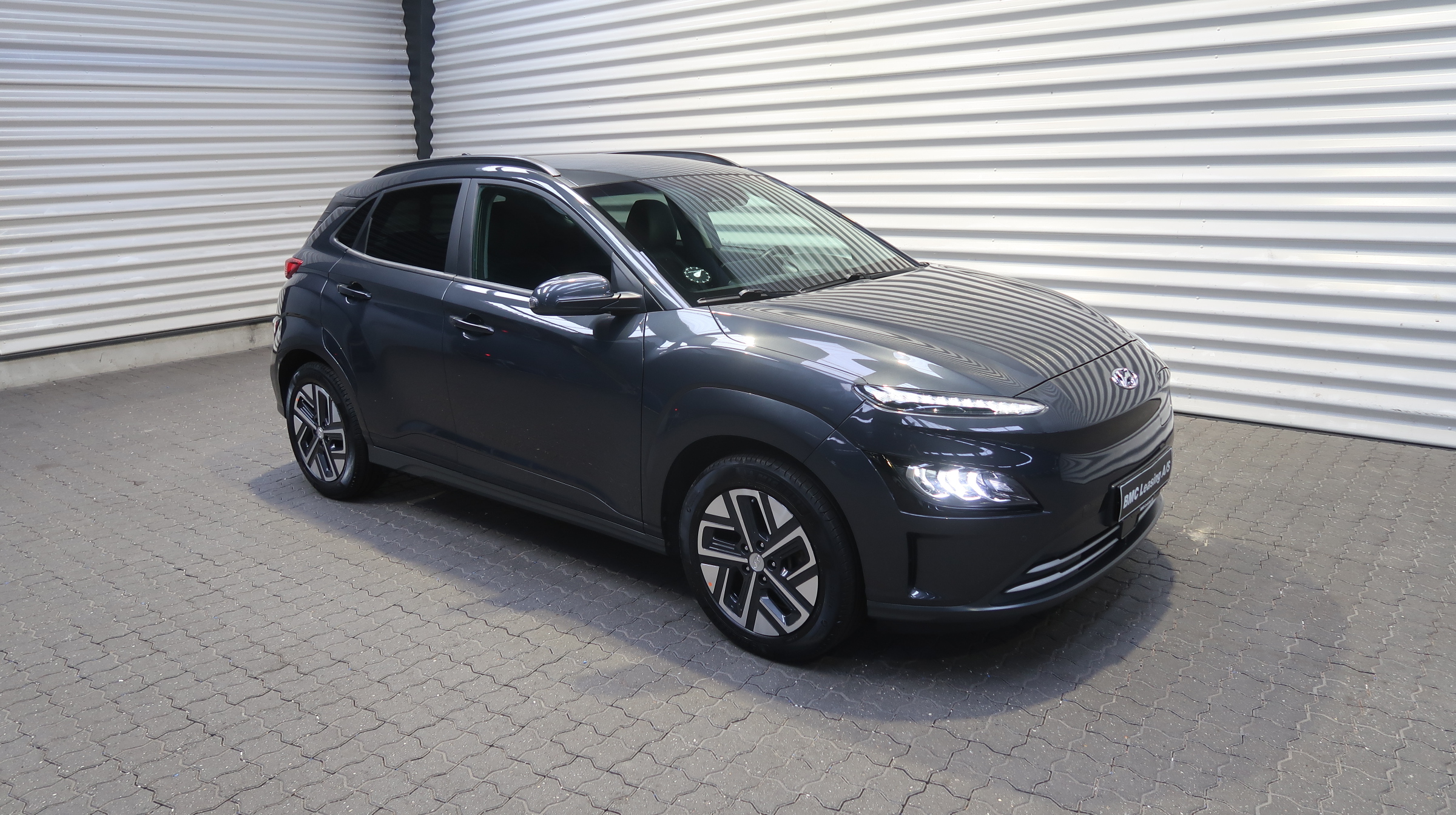 001 k25-10 911122 Hyundai Kona Electric Essential 39 kWh - Skråt forfra, højre
