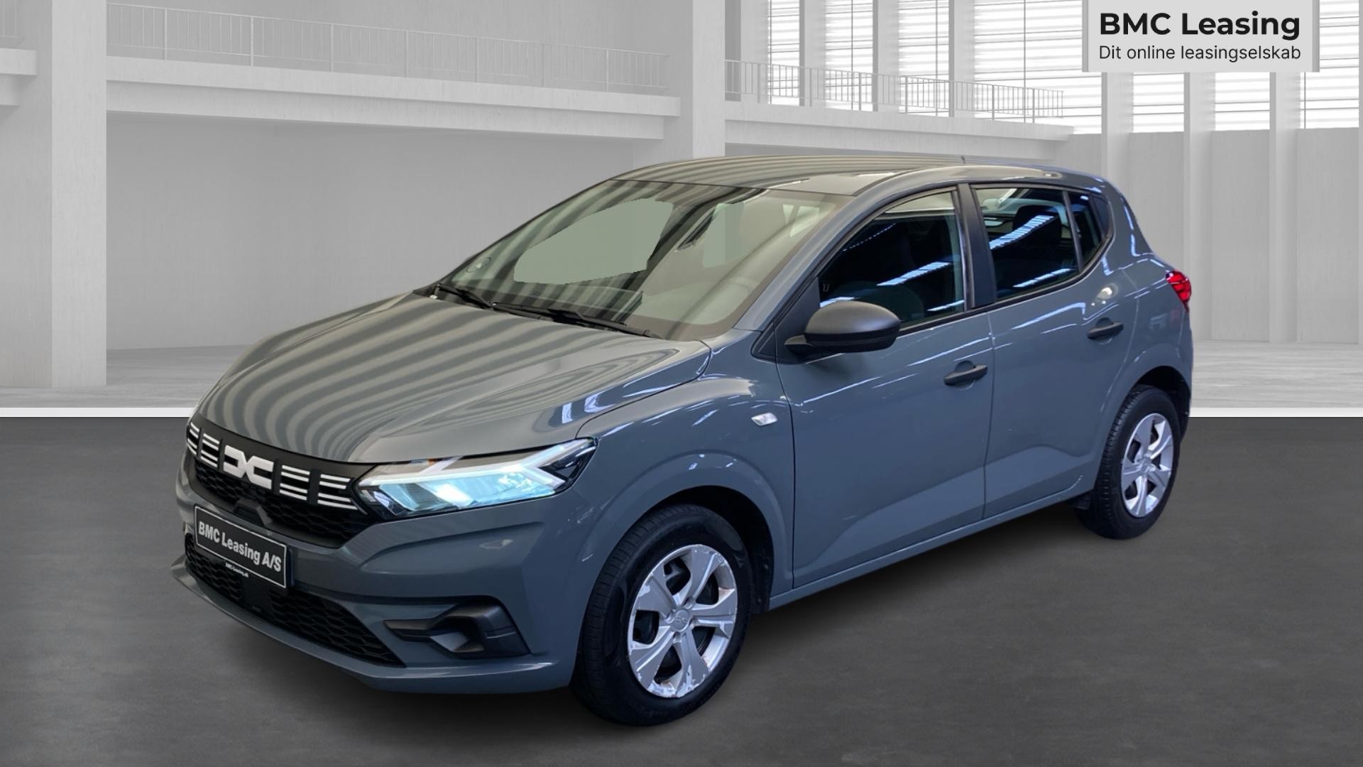 001 k26-10 908232 Dacia Sandero Essential TCe 90 - Skråt forfra, venstre
