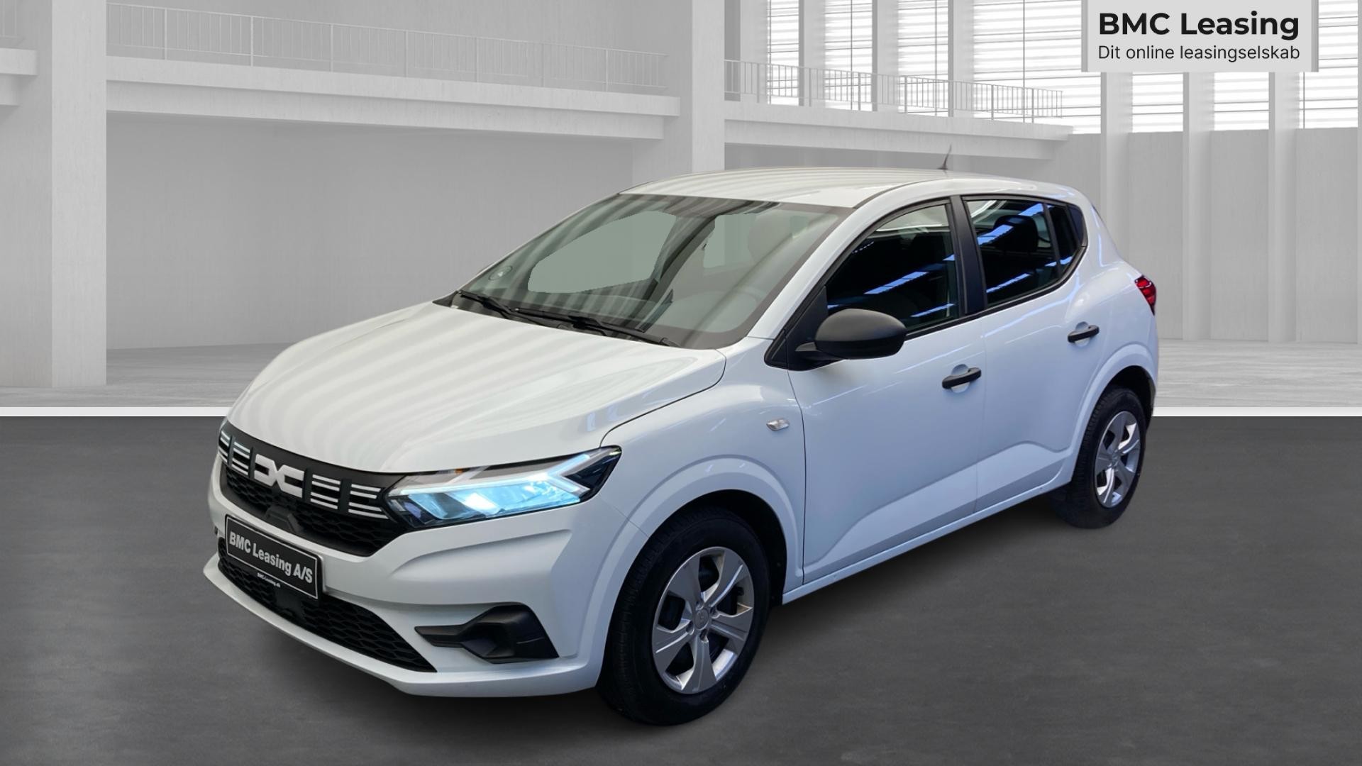 001 k26-10 909310 Dacia Sandero Essential TCe 90 - Skråt forfra, venstre