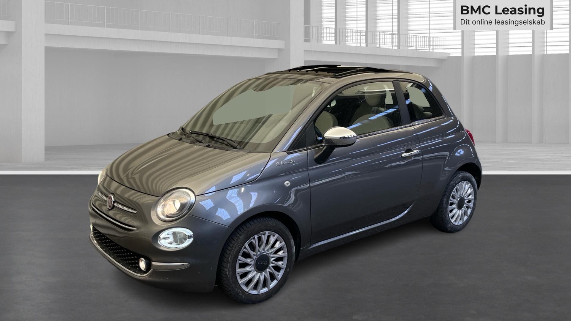 001 u26-04 912092 Fiat 500 Dolcevita Mild hybrid - Skråt forfra, venstre