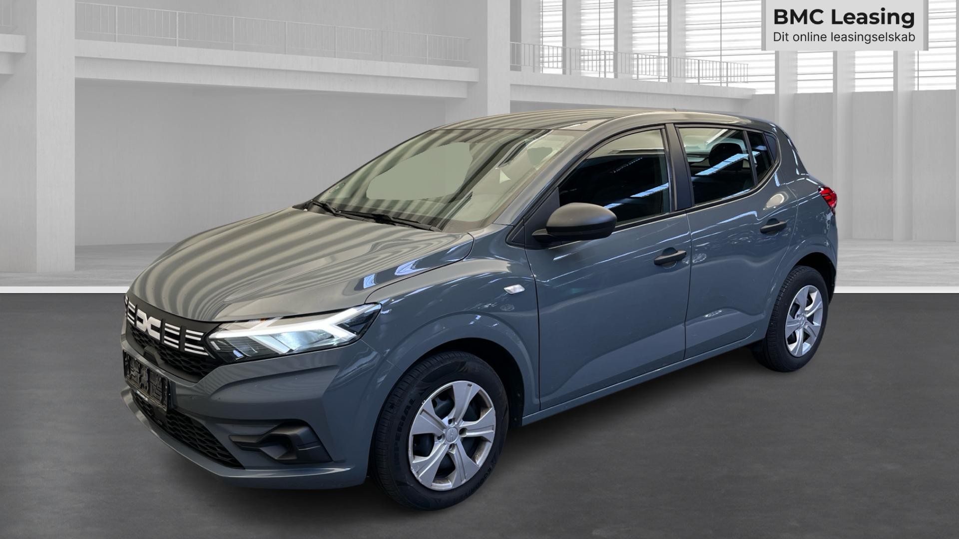 001 u26-05 908232 Dacia Sandero Essential TCe 90 - Skråt forfra, venstre
