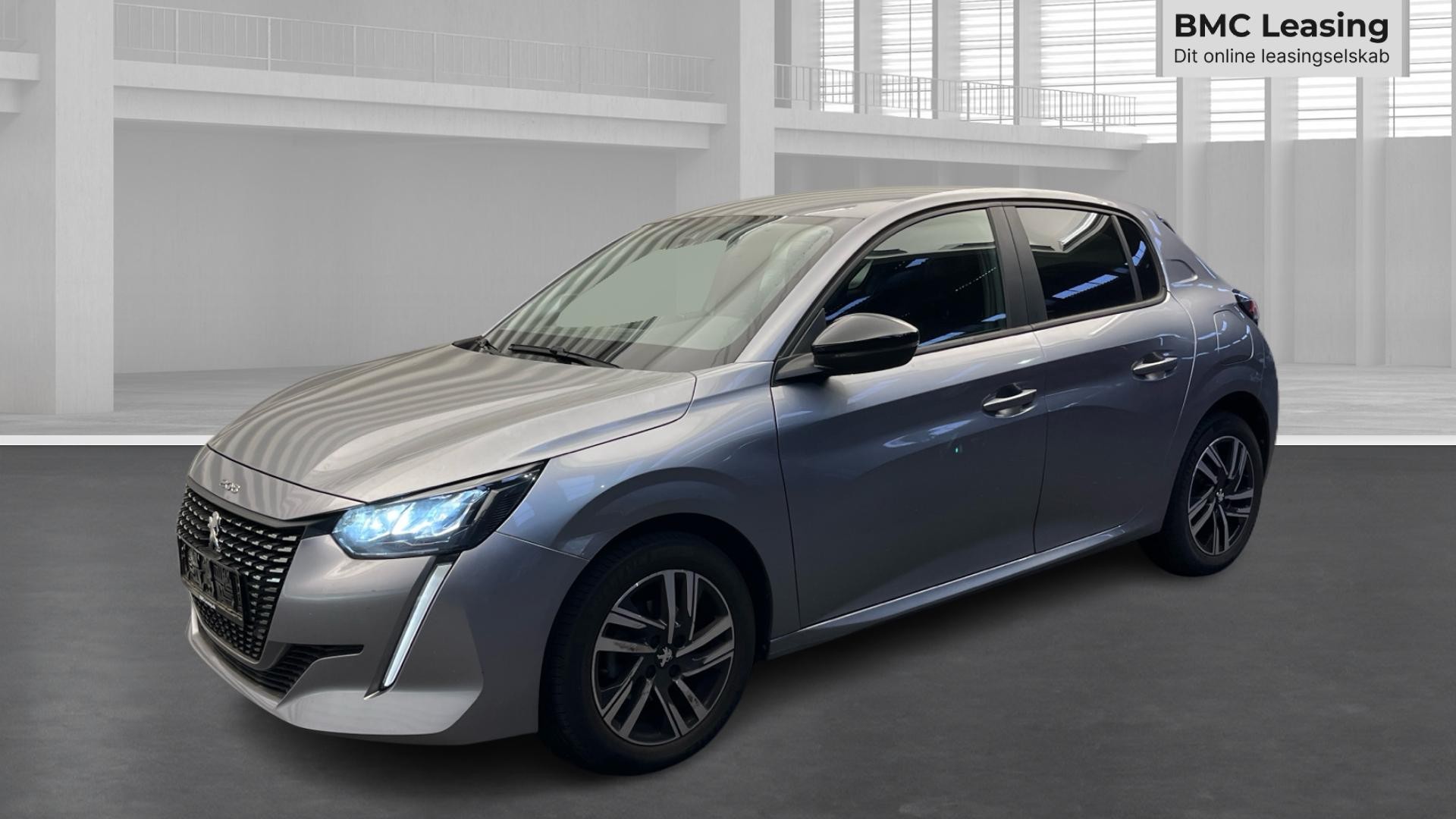 001 u26-08 908663 Peugeot 208 Active Pack PureTech - Skråt forfra, venstre