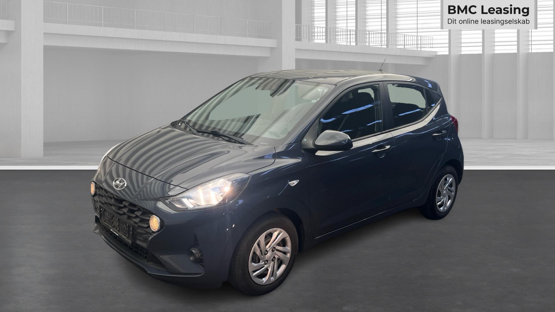 001 u26-10 906288 Hyundai i10 Advanced MPi - Skråt forfra, venstre