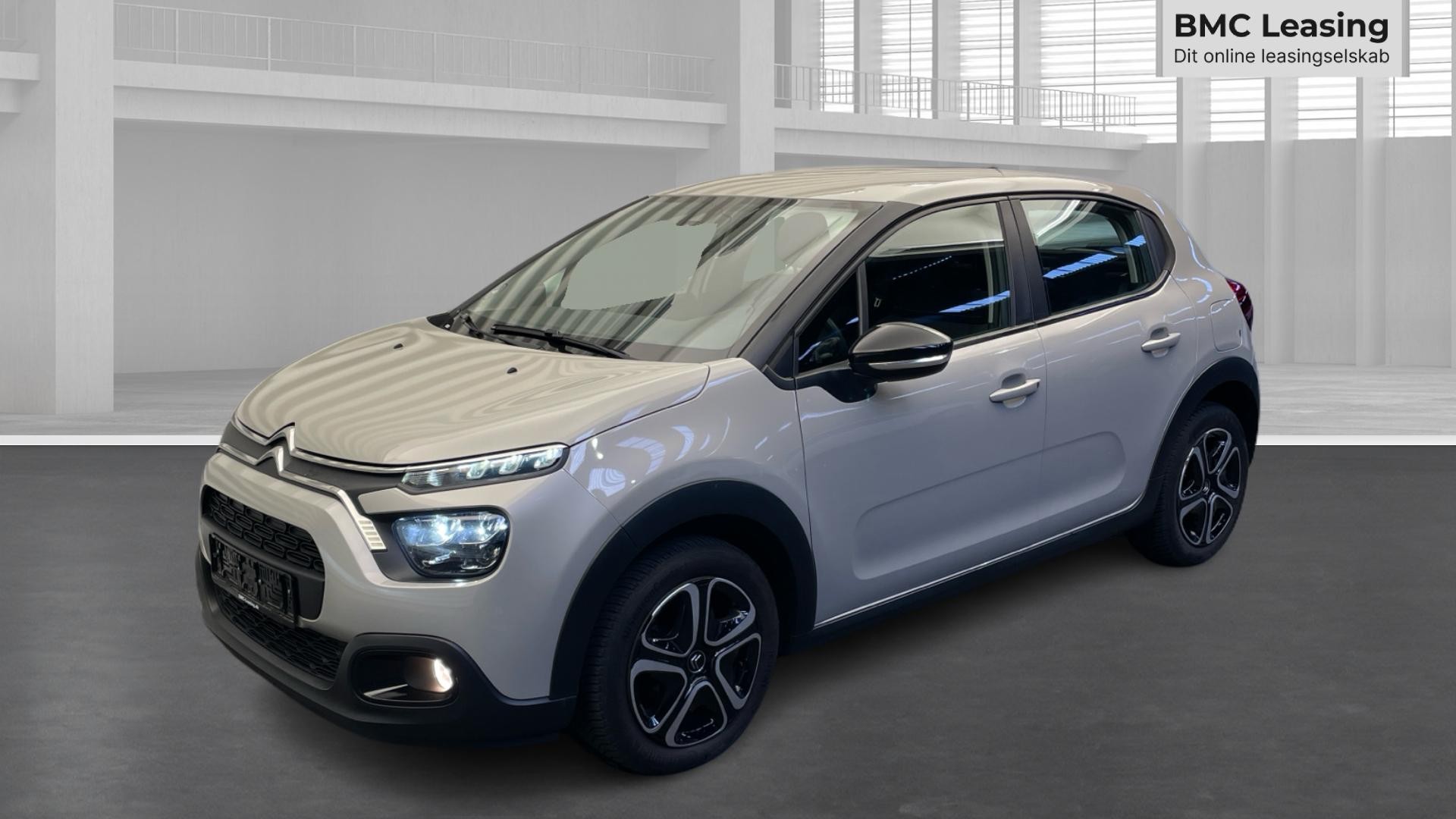 001 u26-10 906609 Citroën C3 Feel PureTech - Skråt forfra, venstre