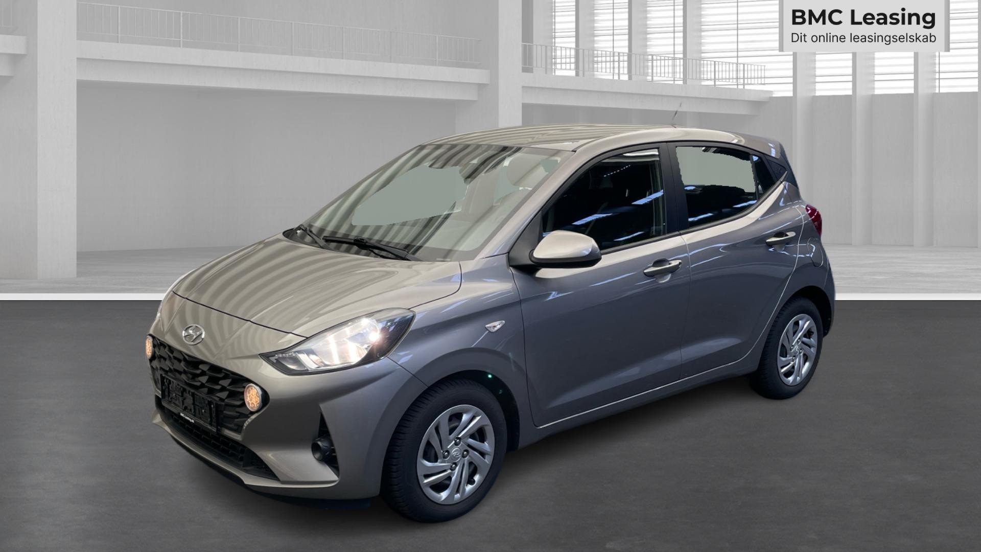 001 u26-10 906944 Hyundai i10 Advanced MPi - Skråt forfra, venstre
