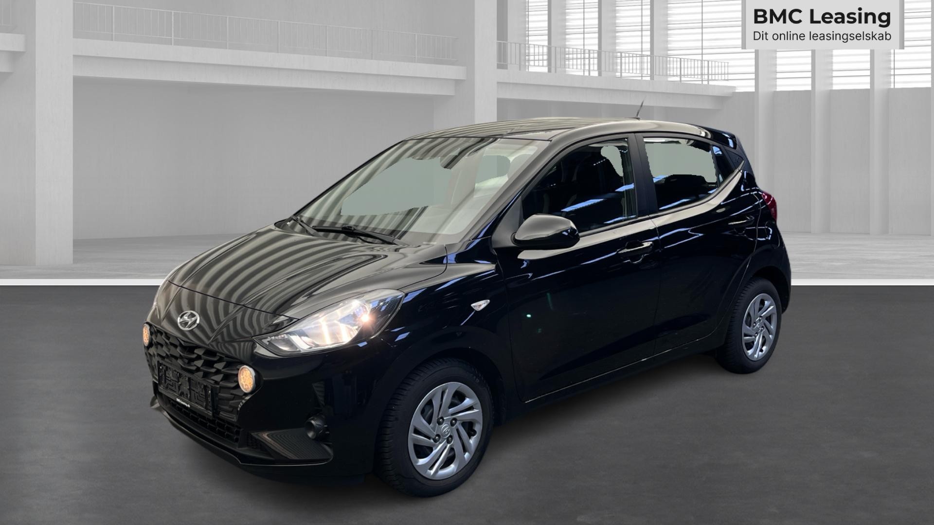 001 u26-10 907014 Hyundai i10 Advanced MPi - Skråt forfra, venstre