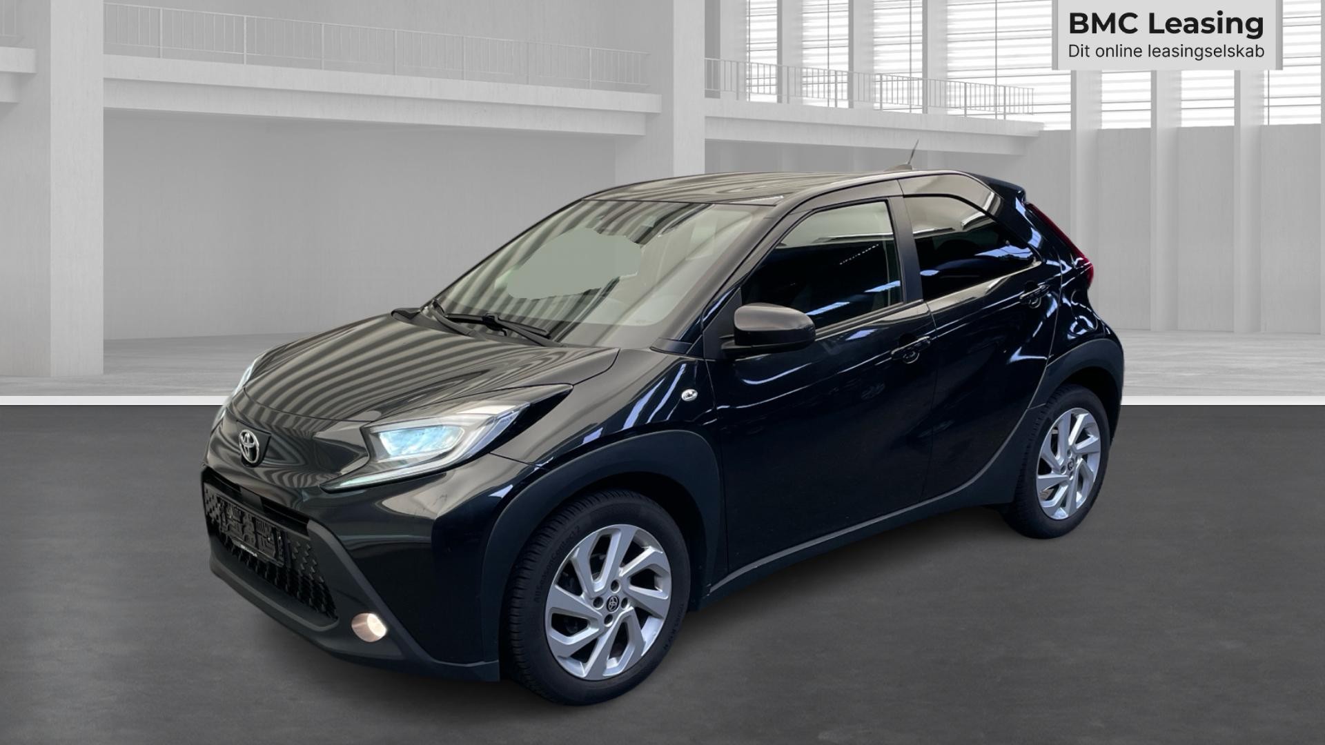 001 u26-10 907387 Toyota Aygo X Active VVT-i - Skråt forfra, venstre