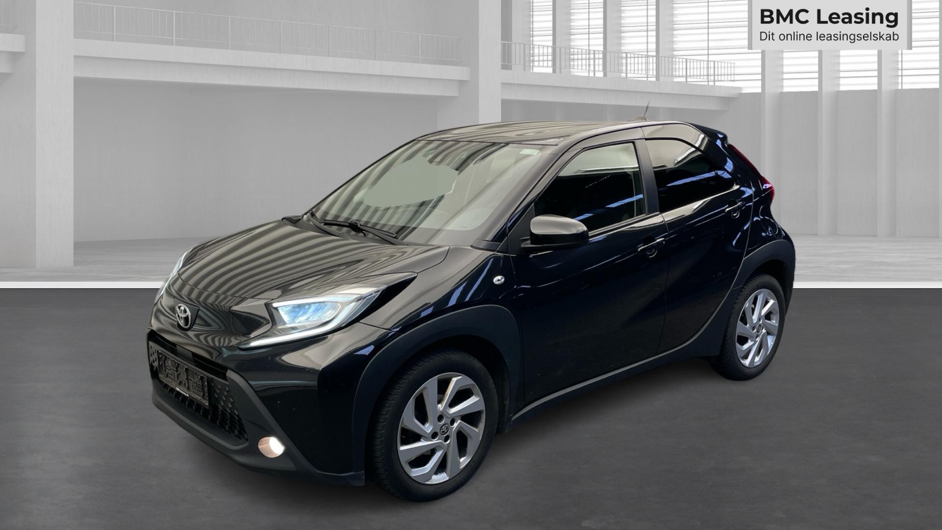 001 u26-10 907562 Toyota Aygo X Active VVT-i - Skråt forfra, venstre
