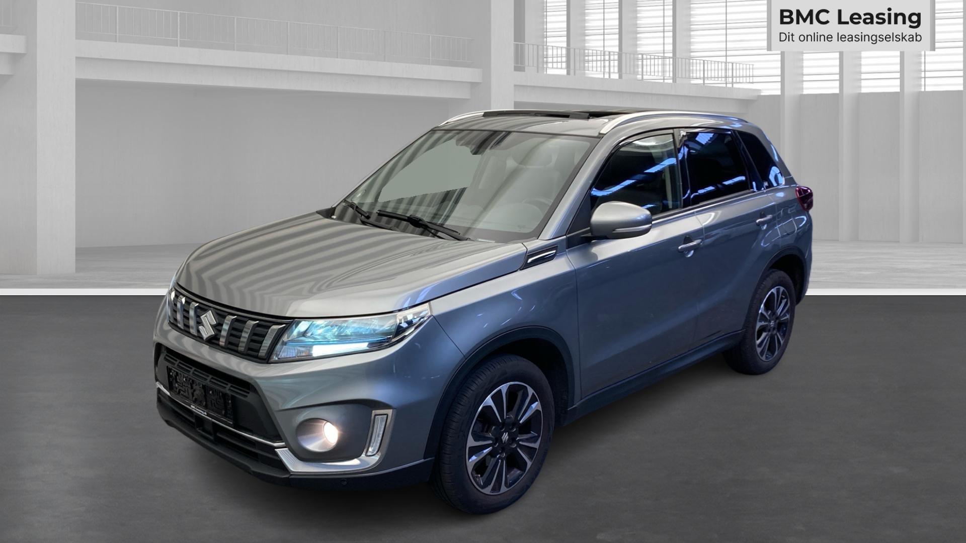 001 u26-10 908336 Suzuki Vitara Adventure Boosterjet MHEV - Skråt forfra, venstre
