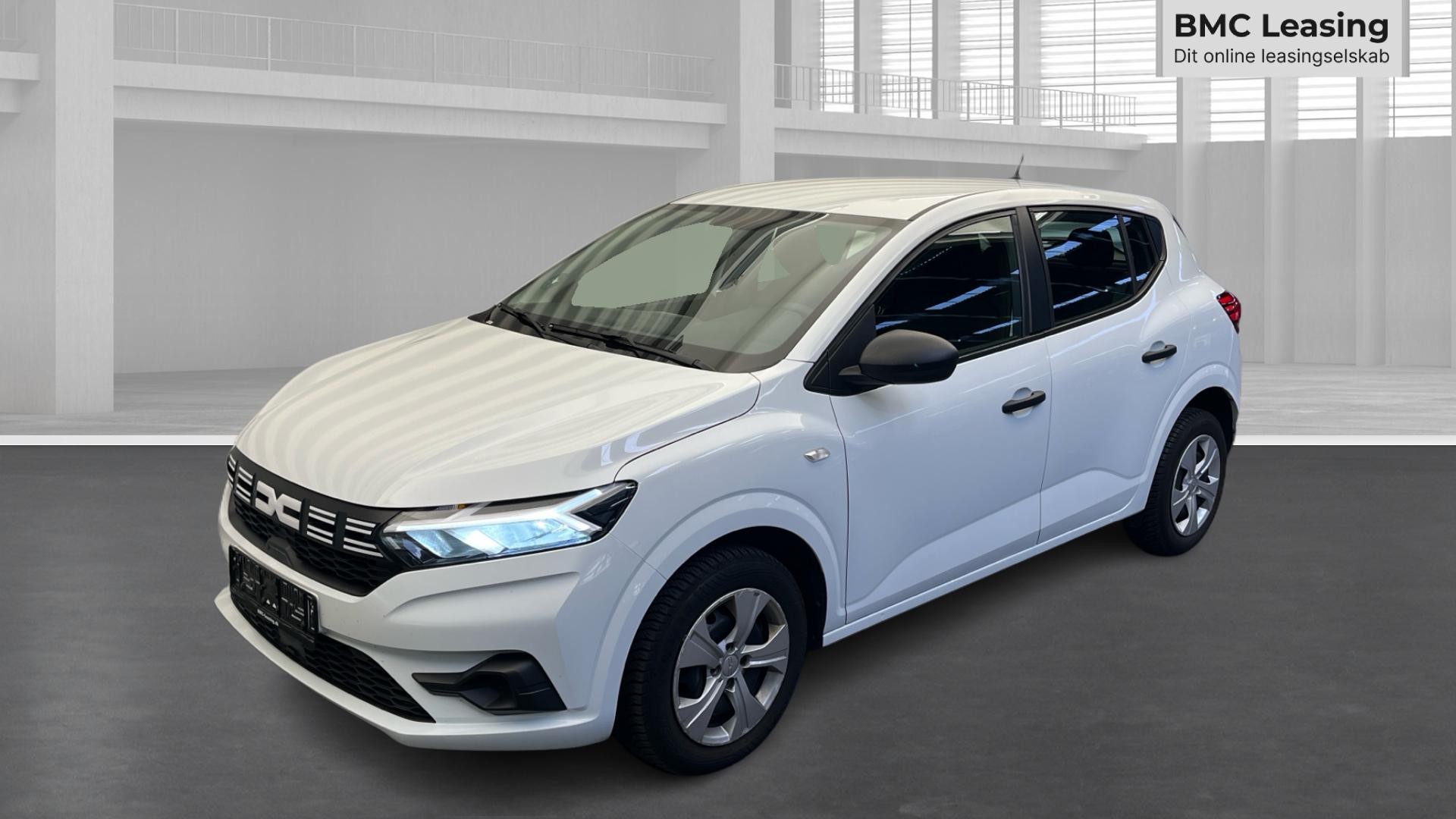 001 u26-10 909292 Dacia Sandero Essential TCe 90 - Skråt forfra, venstre