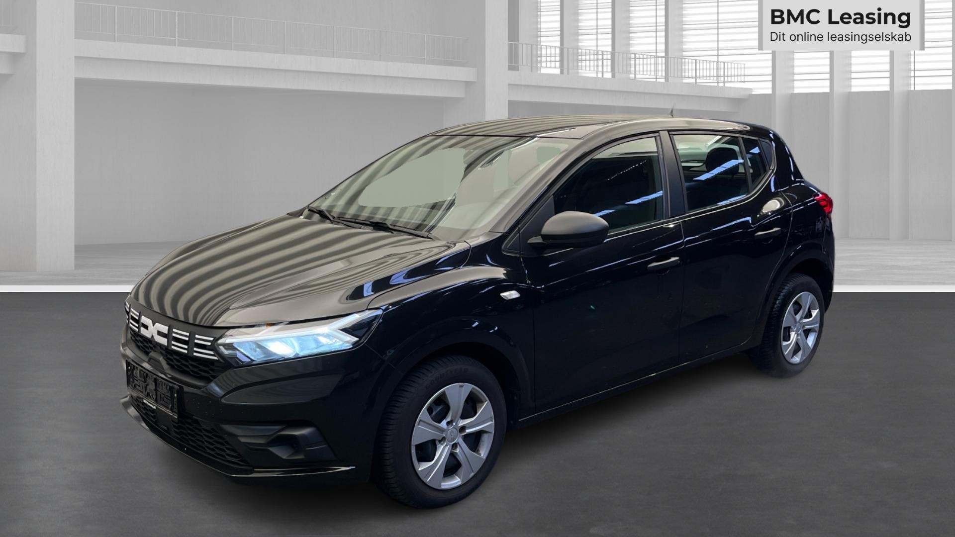 001 u26-10 909307 Dacia Sandero Essential TCe 90 - Skråt forfra, venstre