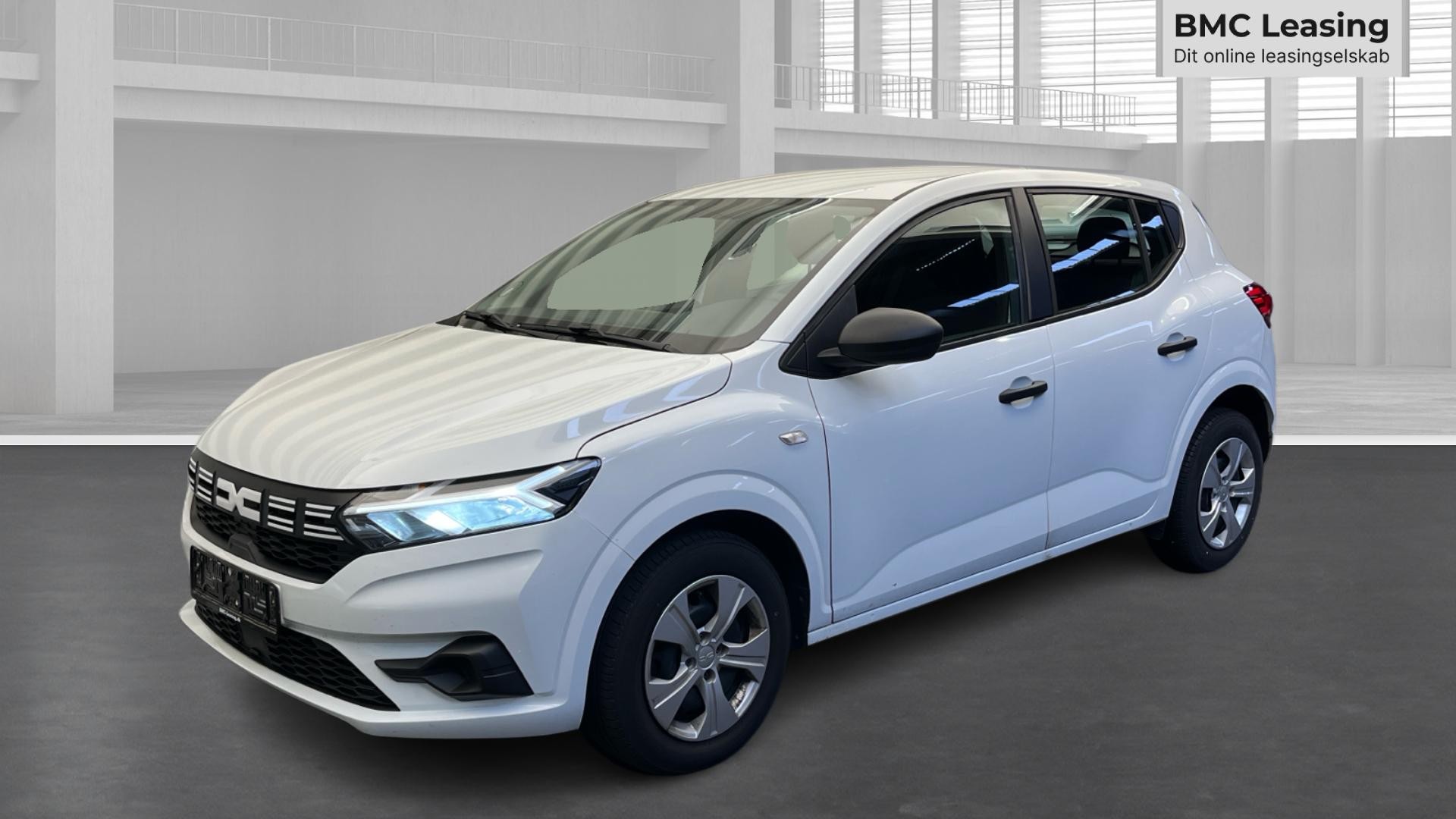 001 u26-10 909310 Dacia Sandero Essential TCe 90 - Skråt forfra, venstre