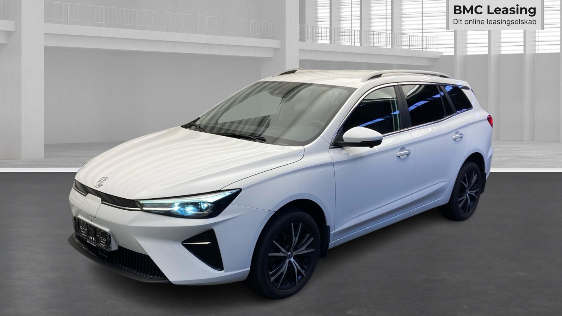 001 u26-10 910774 MG5 Electric Luxury 61 kWh st.car - Skråt forfra, venstre