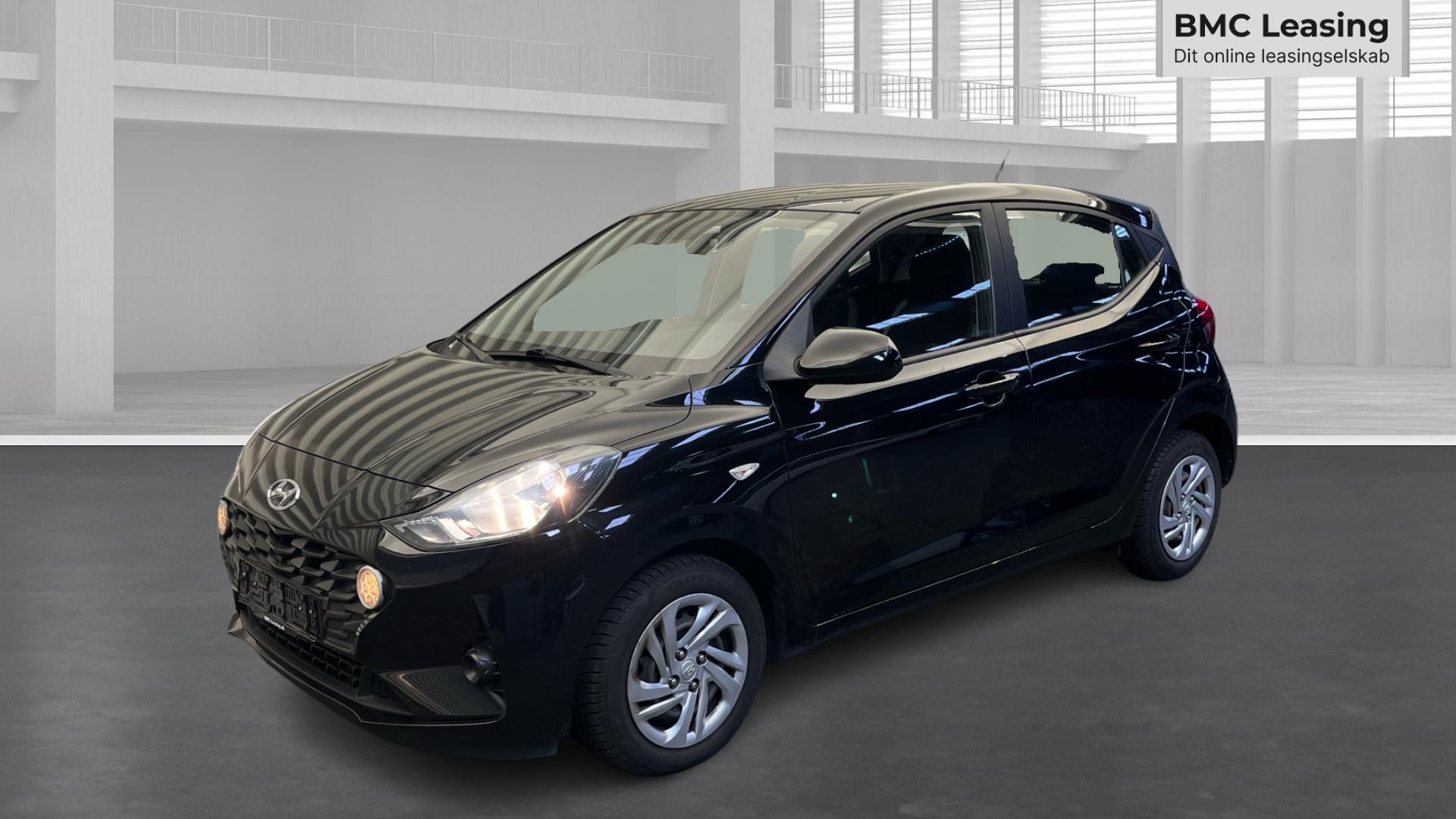 001 u26-10 910971 Hyundai i10 Essential MPi - Skråt forfra, venstre