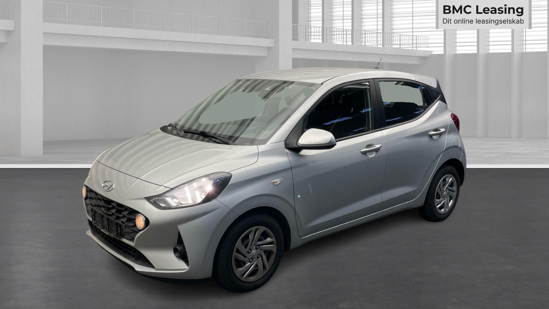 001 u26-10 912077 Hyundai i10 Advanced MPi - Skråt forfra, venstre
