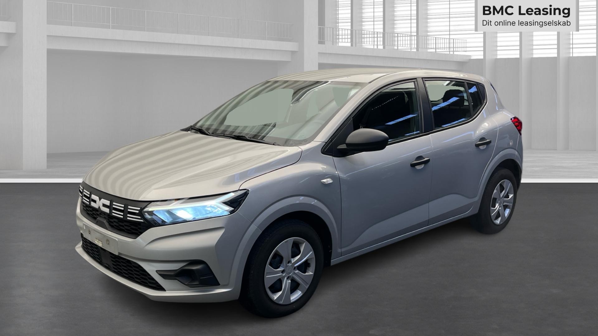 001 u26-10 912362 Dacia Sandero Essential TCe 90 - Skråt forfra, venstre